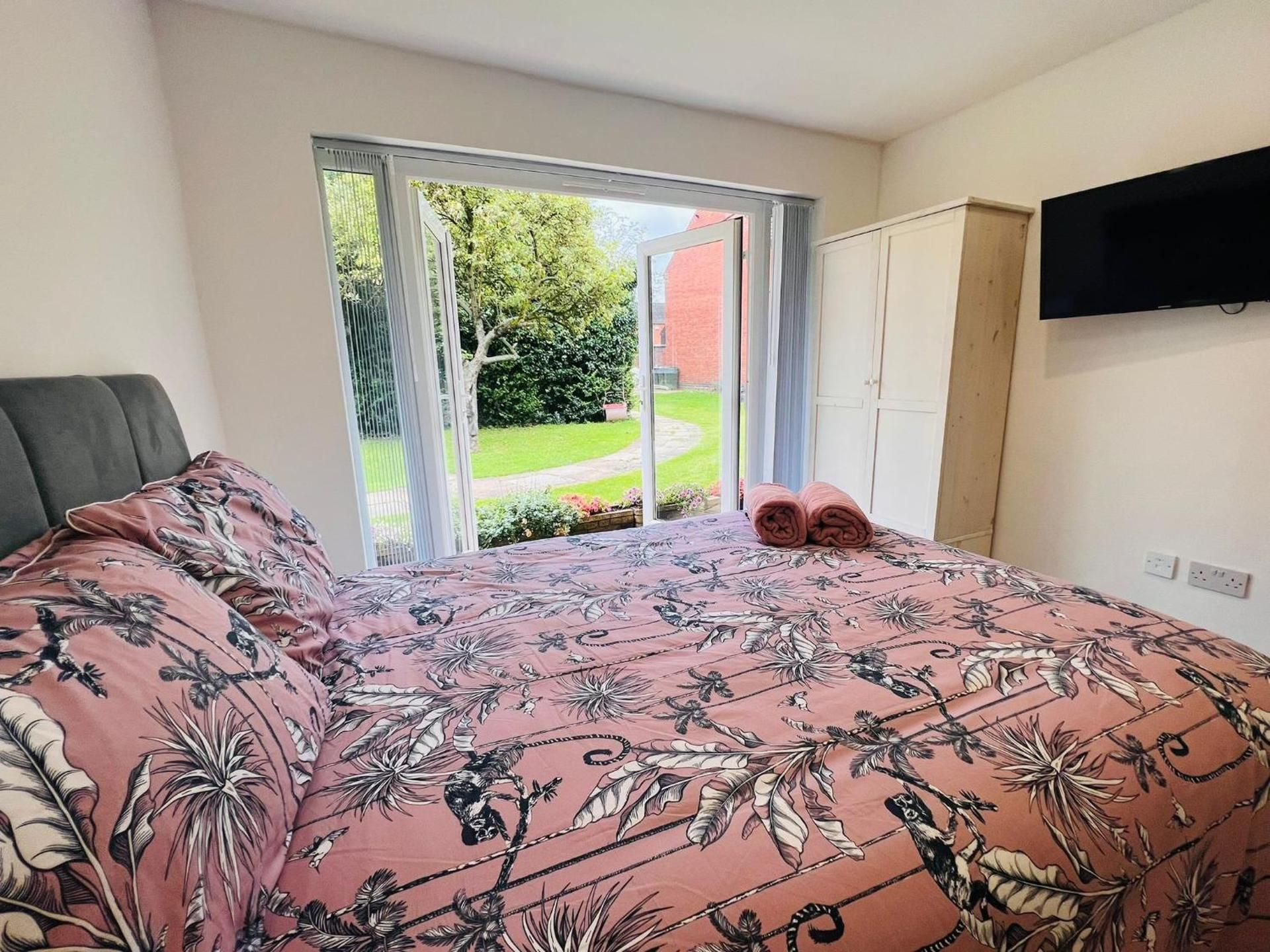 Selborne Studios Off road gated parking Double Room with Garden View
