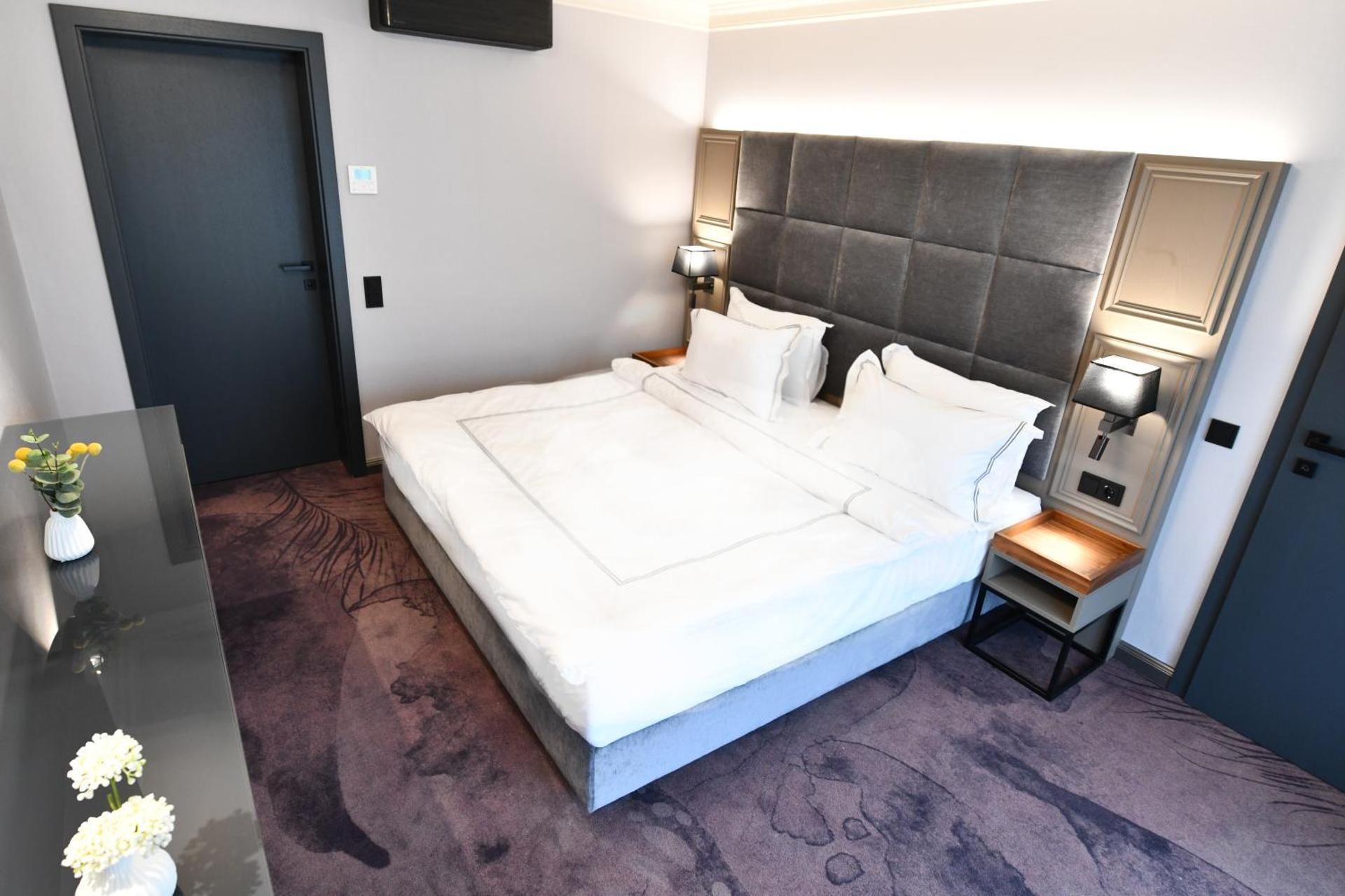 Deluxe King Suite