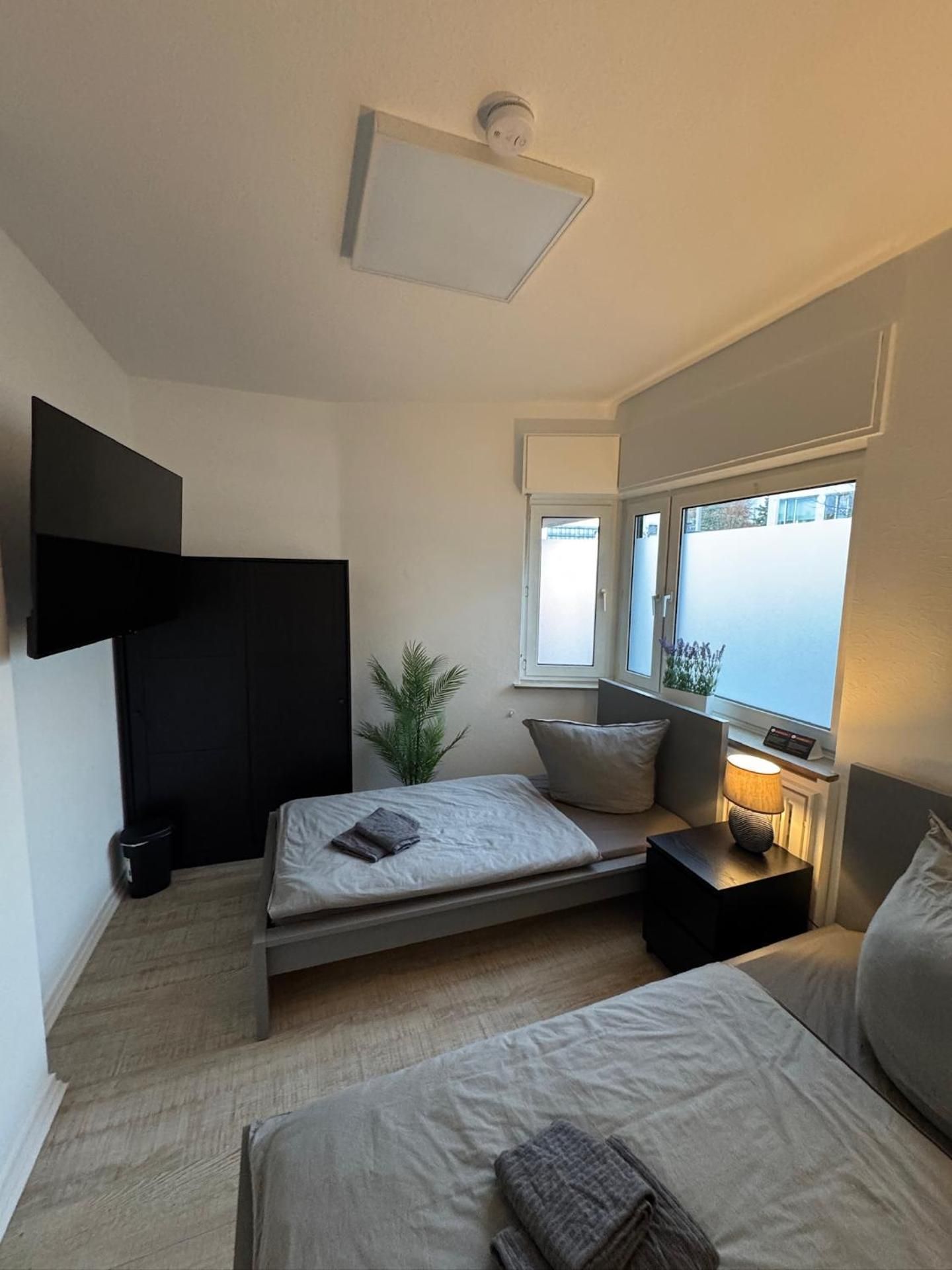 Frankfurter 21 Haus - 2 WE, 2 Kuchen, 2 Bader, 6 SZ, 19 Betten Three-Bedroom Apartment