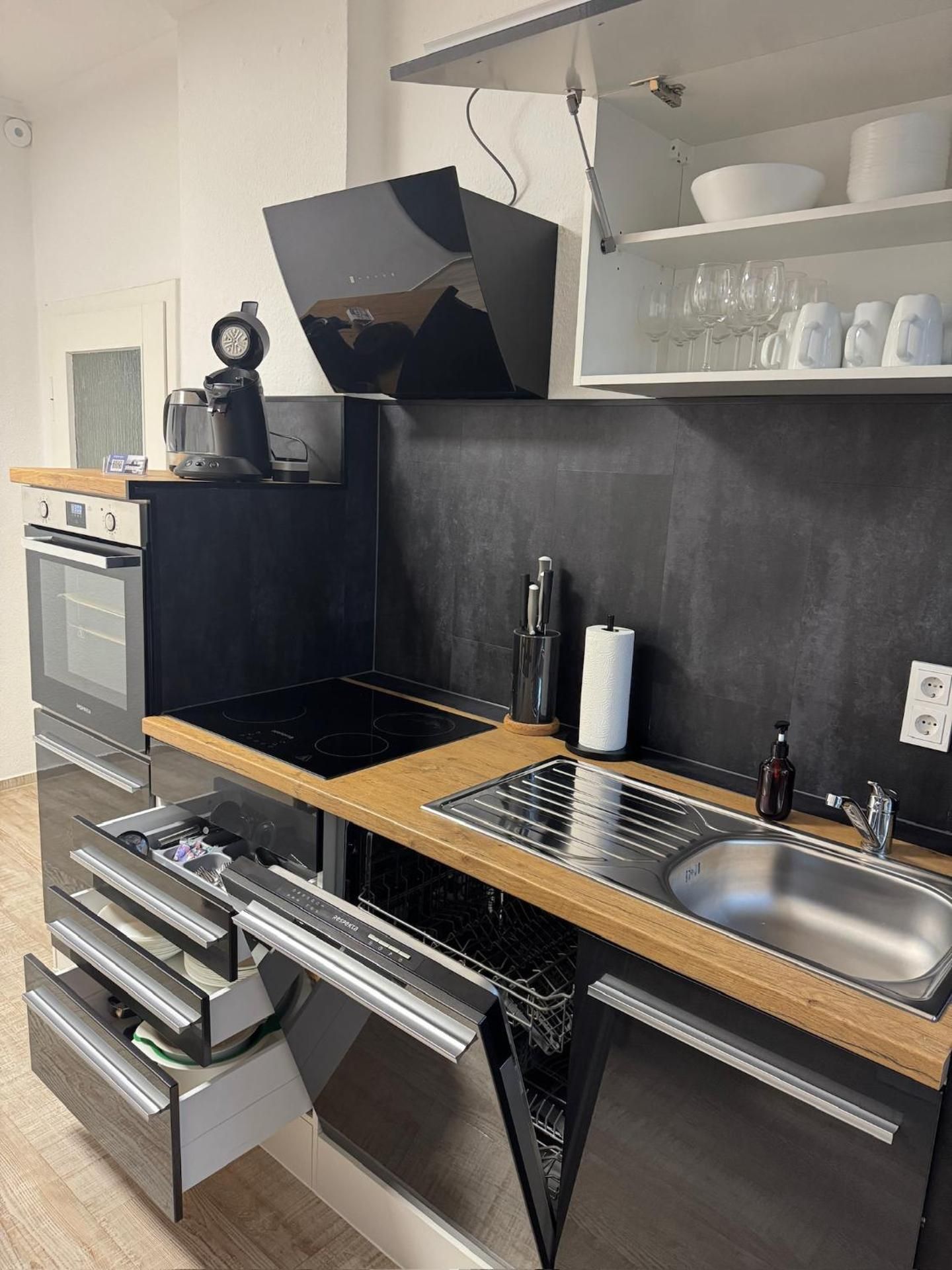 Frankfurter 21 Haus - 2 WE, 2 Kuchen, 2 Bader, 6 SZ, 19 Betten Three-Bedroom Apartment 2