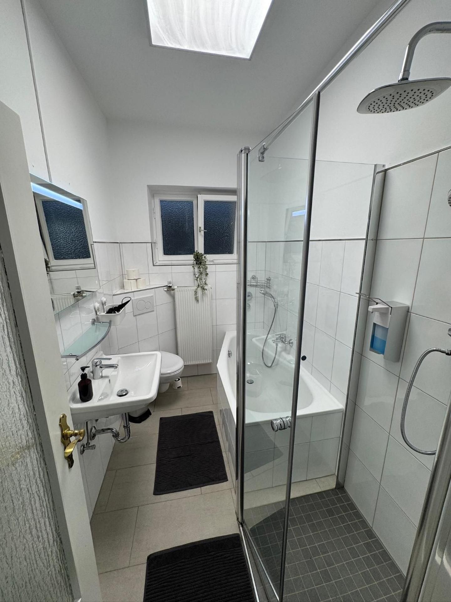 Frankfurter 21 Haus - 2 WE, 2 Kuchen, 2 Bader, 6 SZ, 19 Betten Three-Bedroom Apartment 3