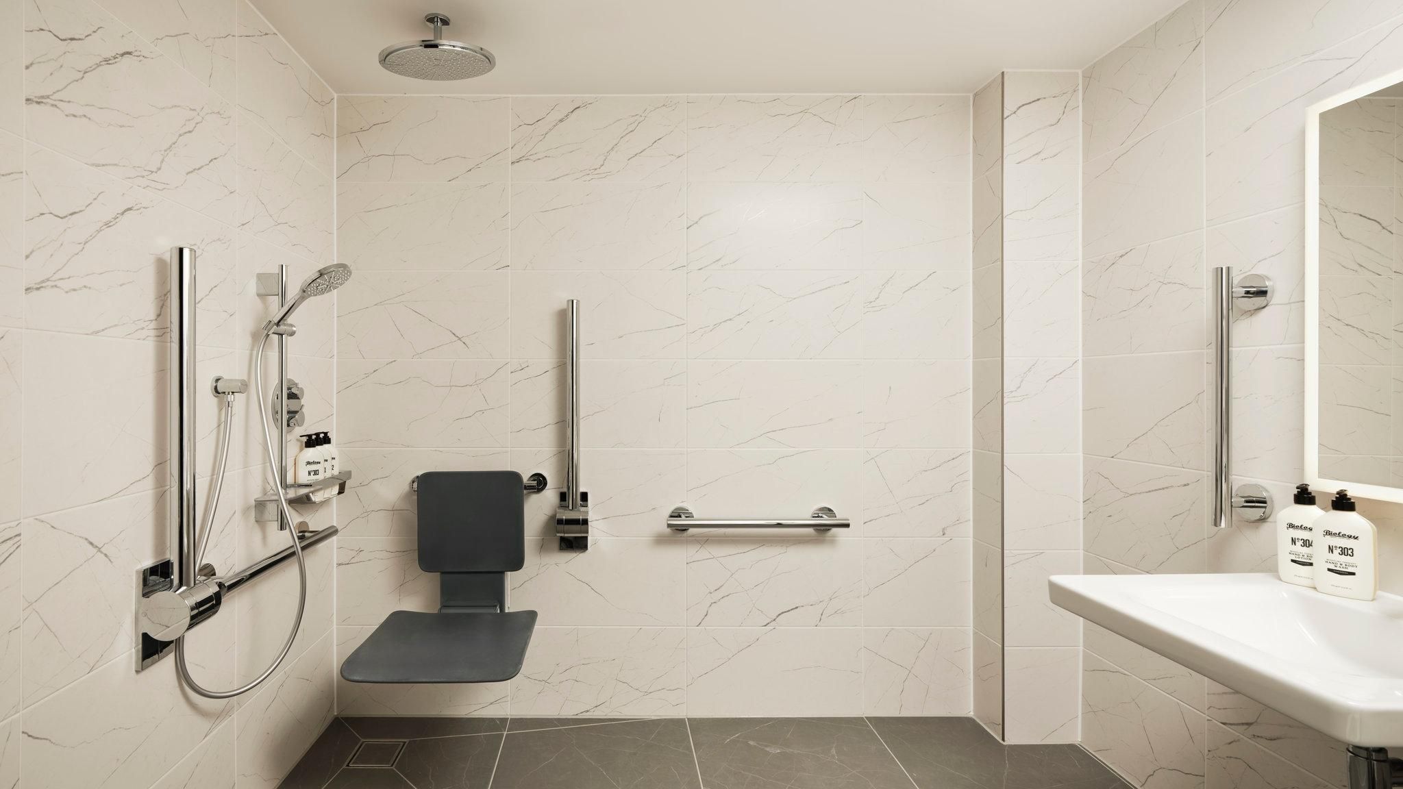 1 Queen Standard Accessible