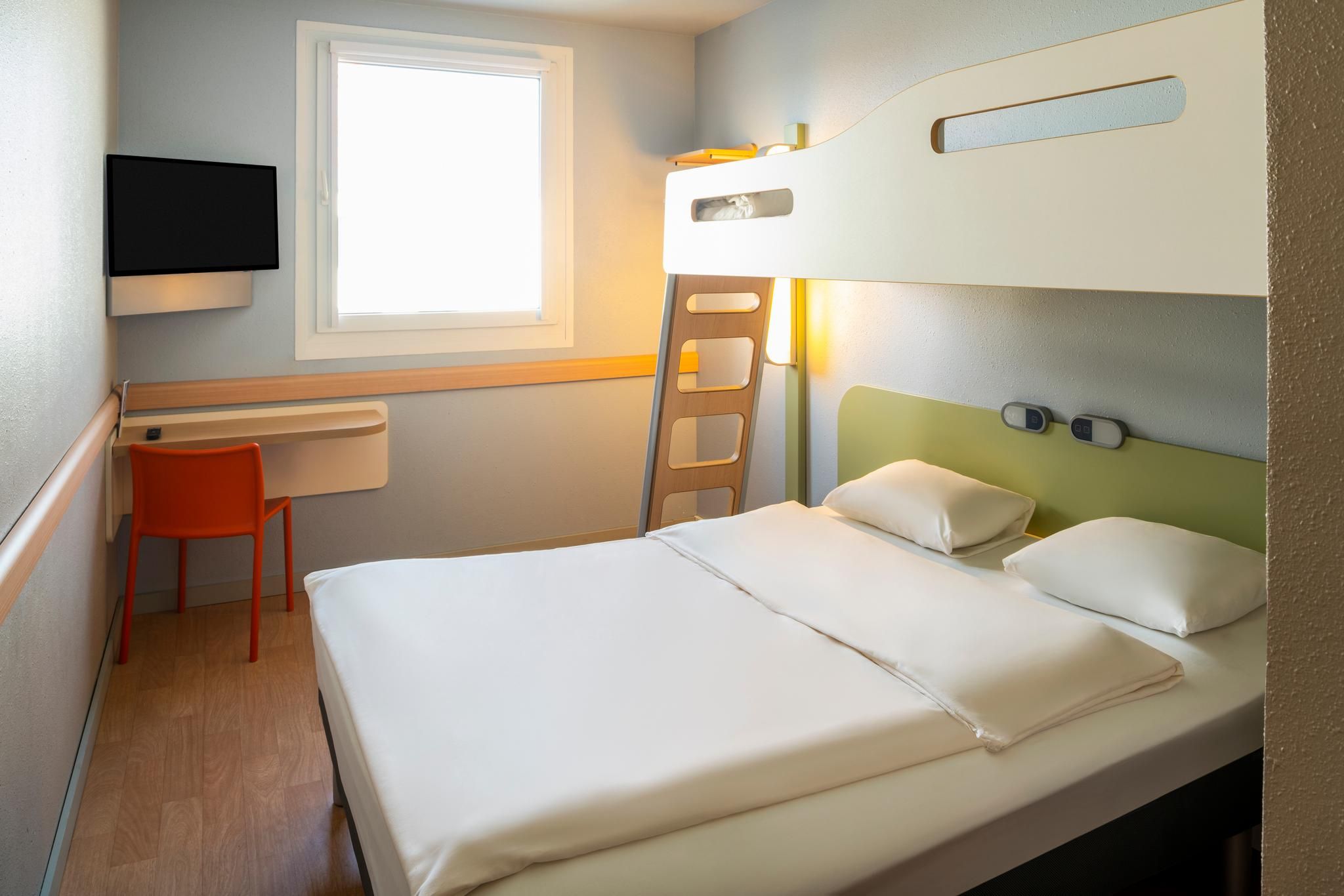 Dbc - Standard Room With Double Bed And Bunk Bed