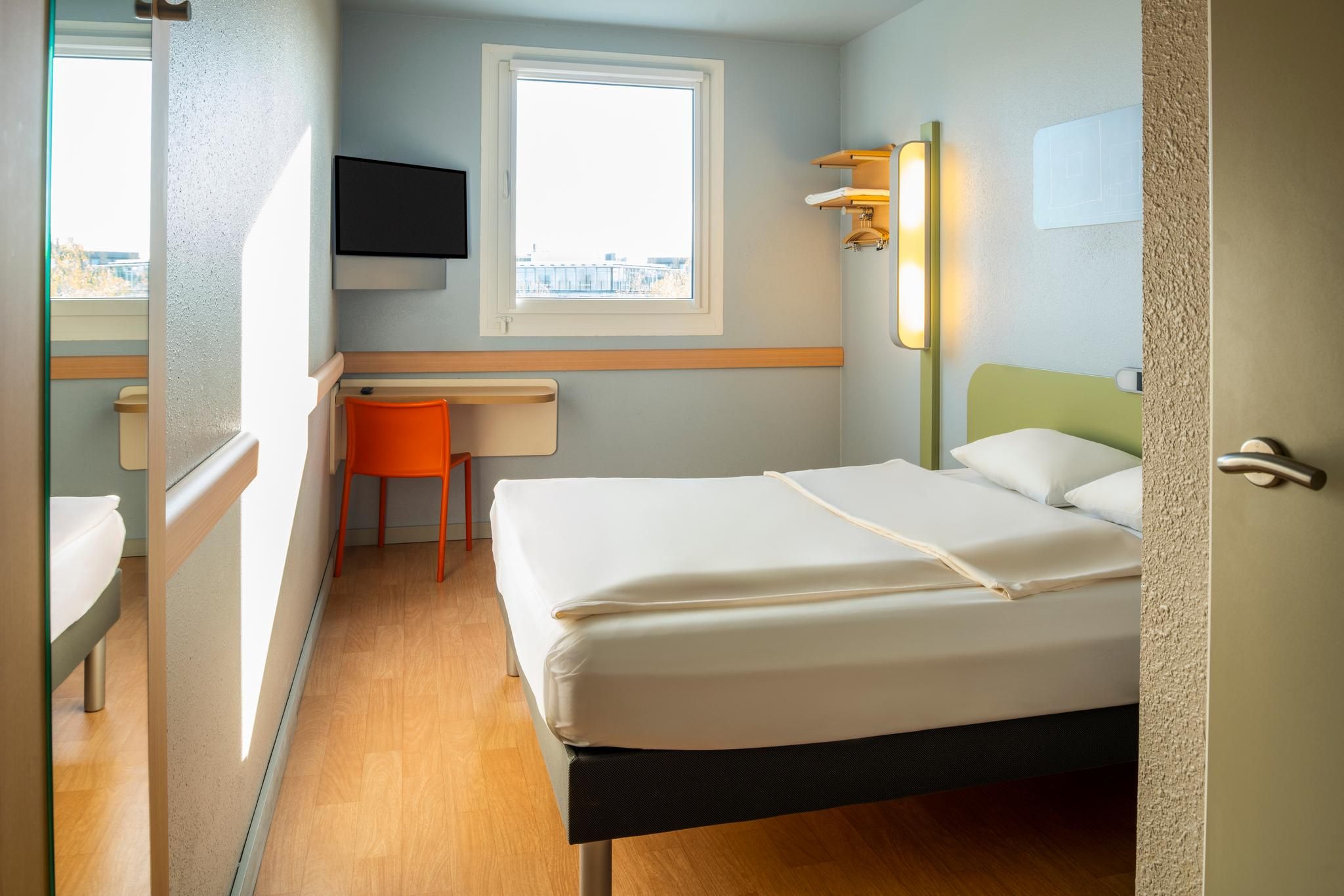 Standard room with a double bed