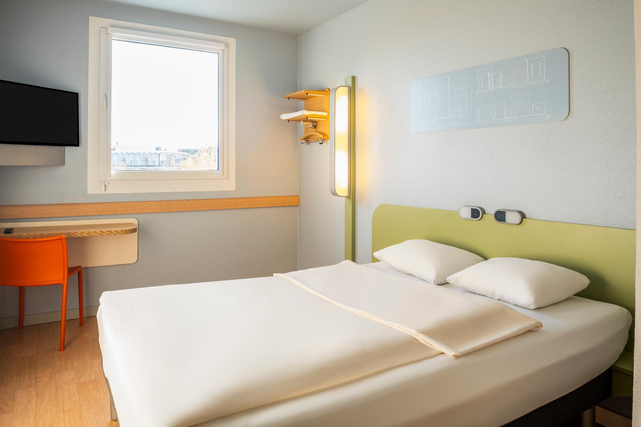 Standard room with a double bed