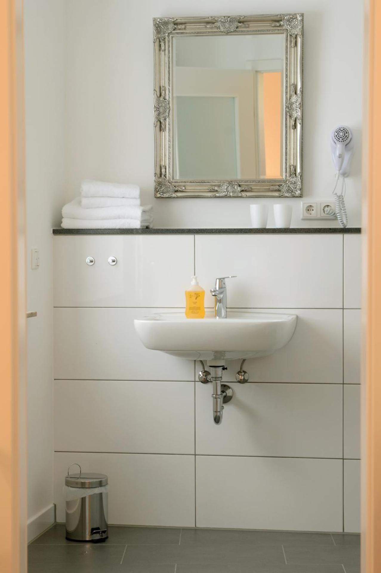 HOMEFY - Gasthaus Dusseldorf - Meerbusch Double Room with Terrace 2