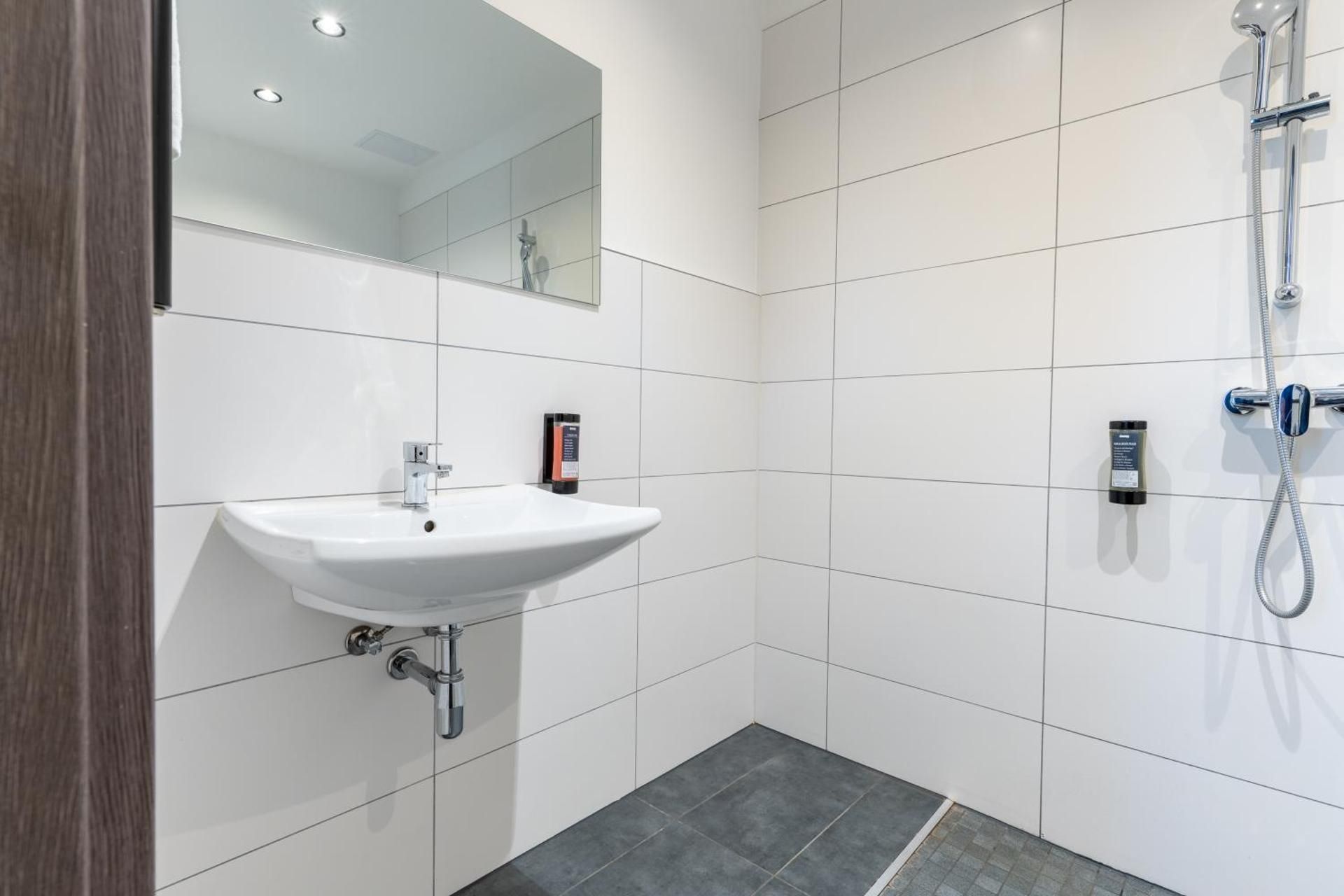 Cherisy Hotel Konstanz - Self Check-in Only Queen Room with Two Queen Beds - Disability Access 3