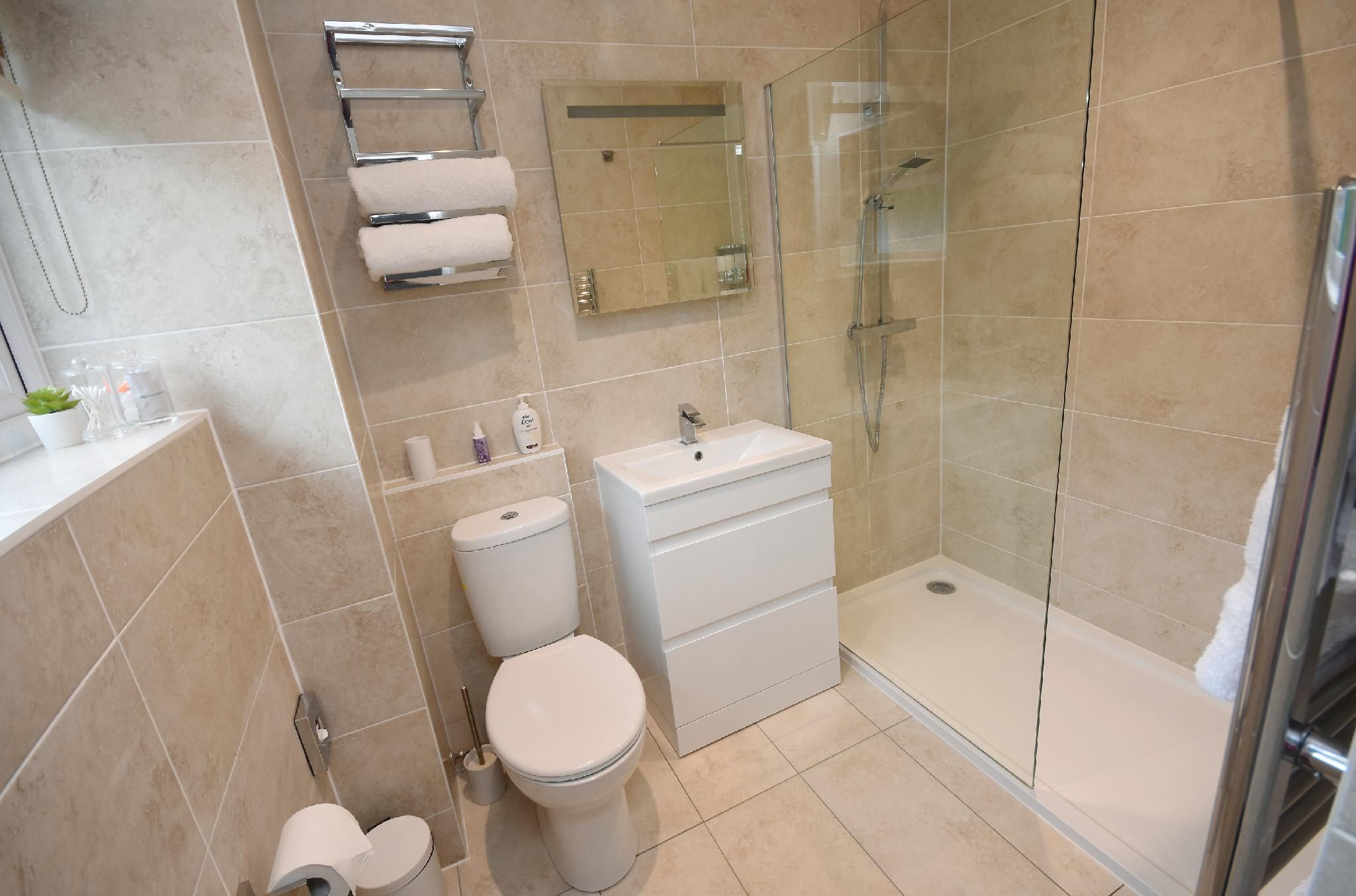 Apple Tree Place B&B King-Deluxe-Private Bathroom 3