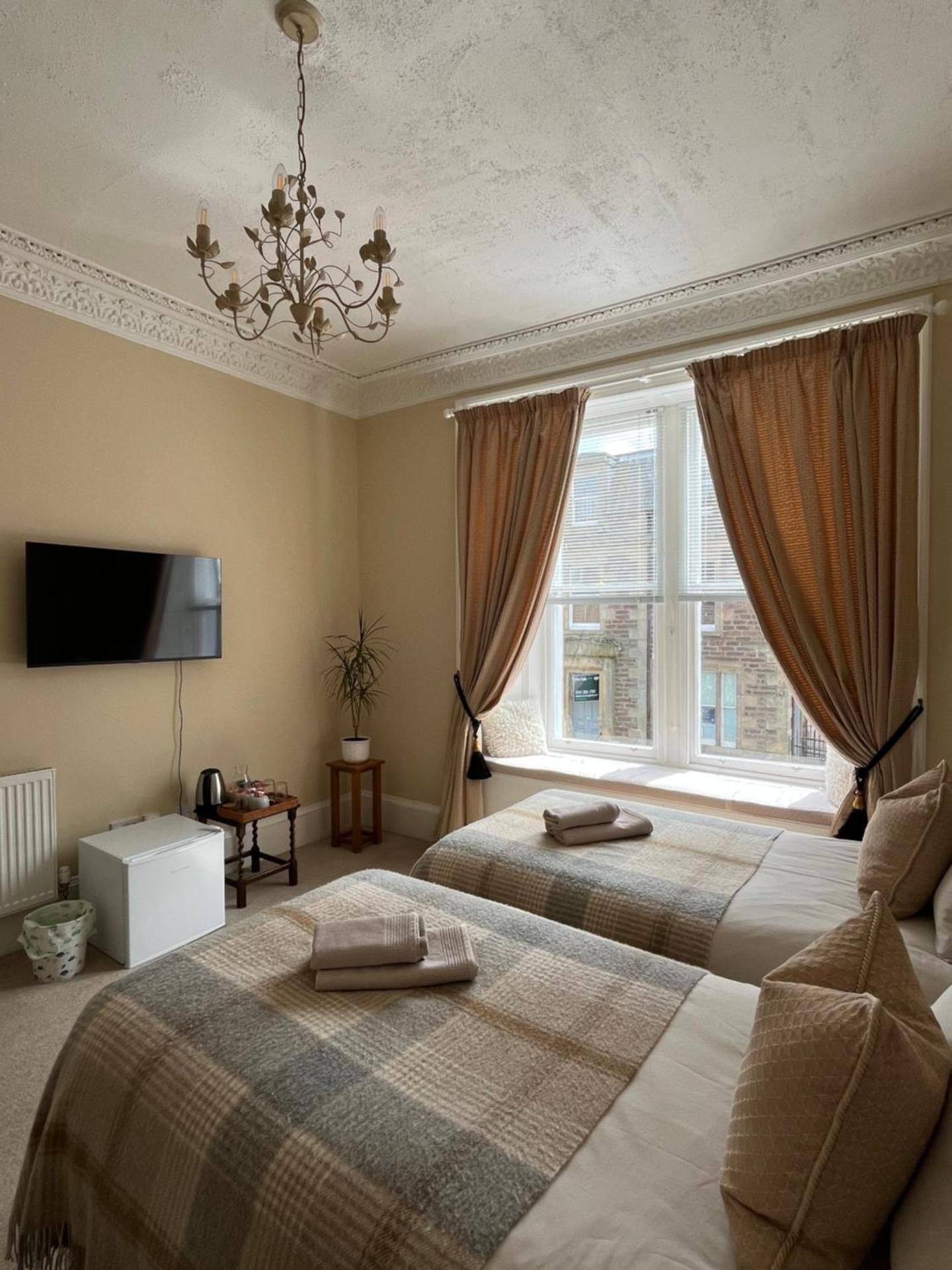 Acorn House Callander Twin Room with Shared Bathroom 2