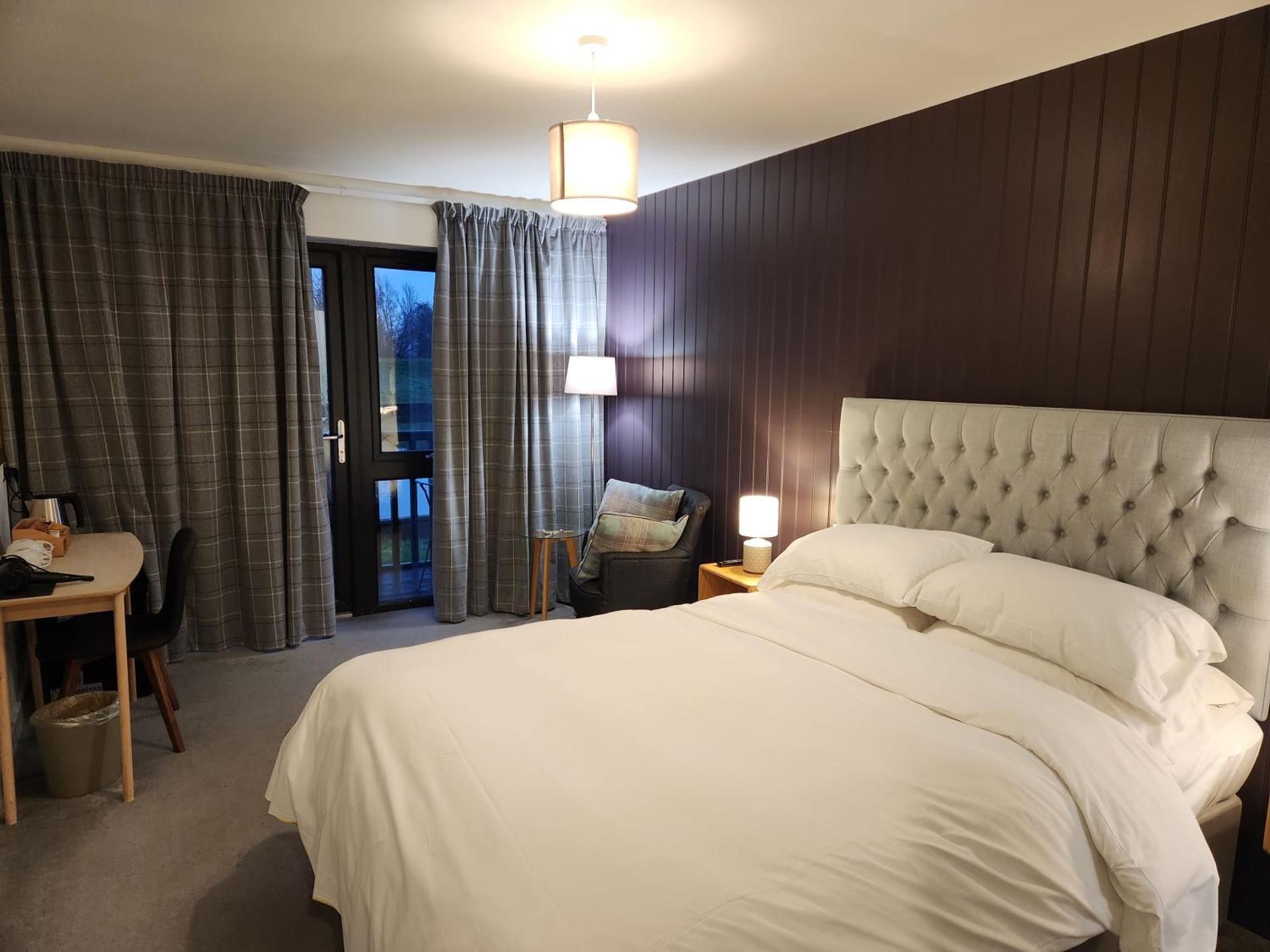 Deluxe Double Room (2 Adults + 1 Child)