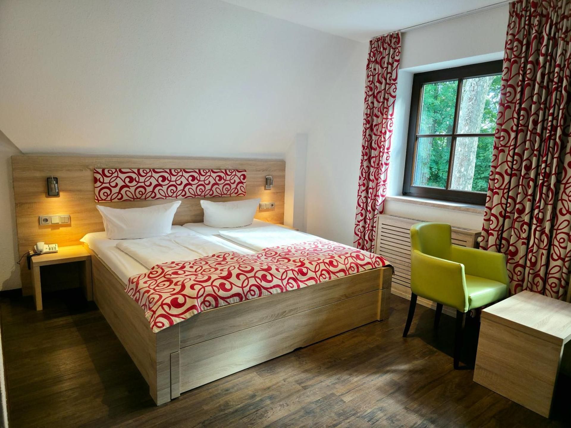 Deluxe Room (2 Adults + 1 Child)