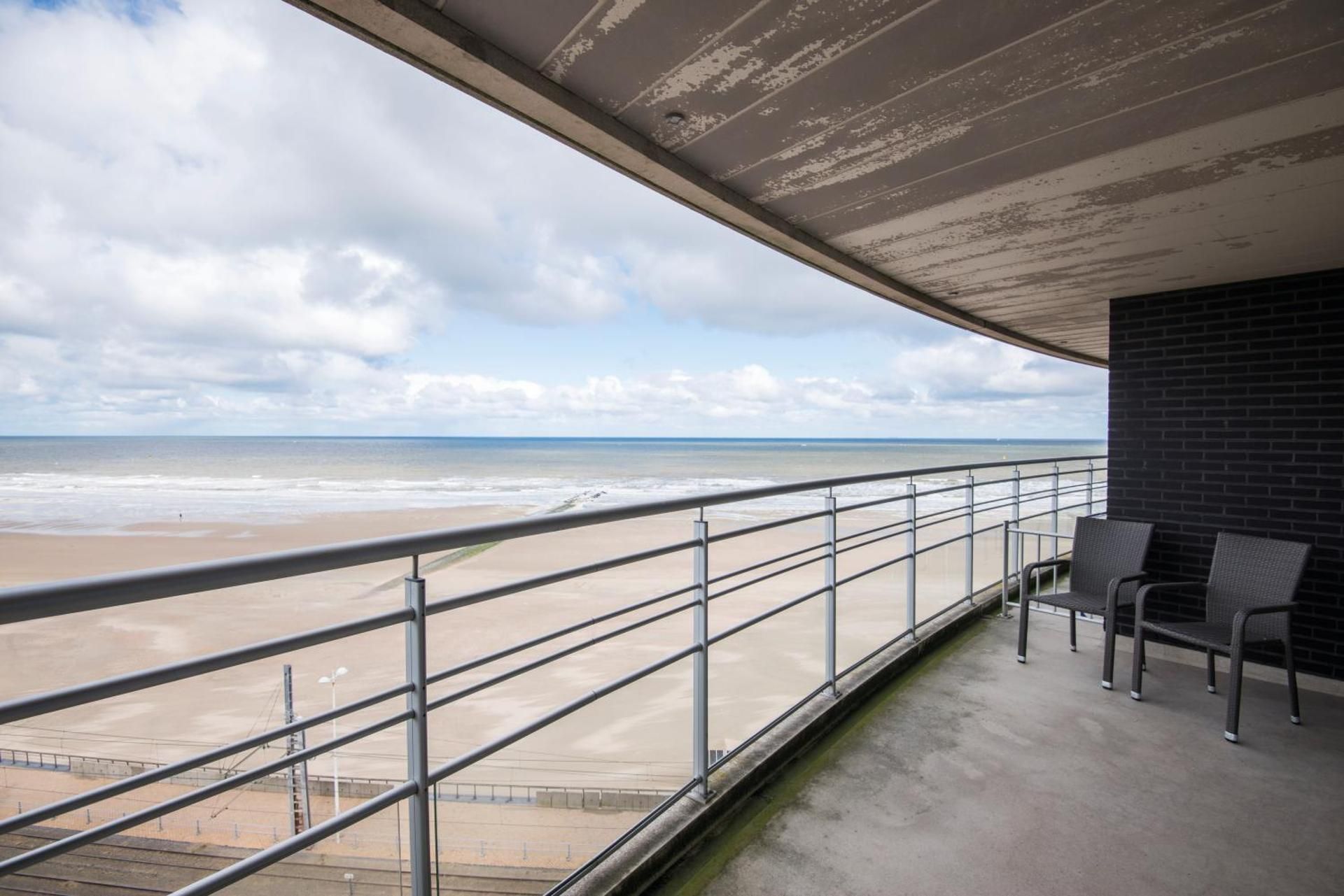 Superior Two-Bedroom Apartment side seaview XL