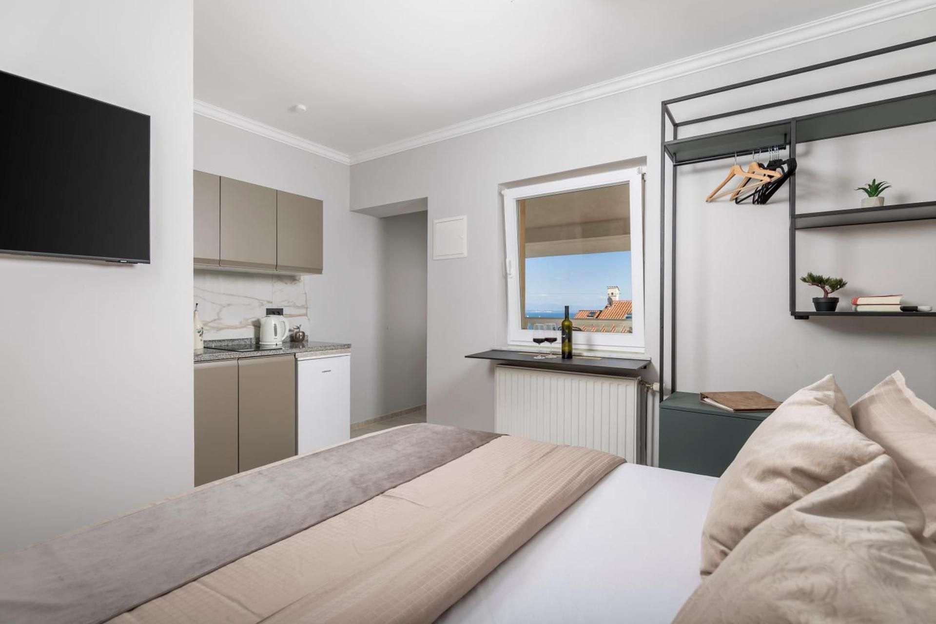 Studio with Pool and Sea View