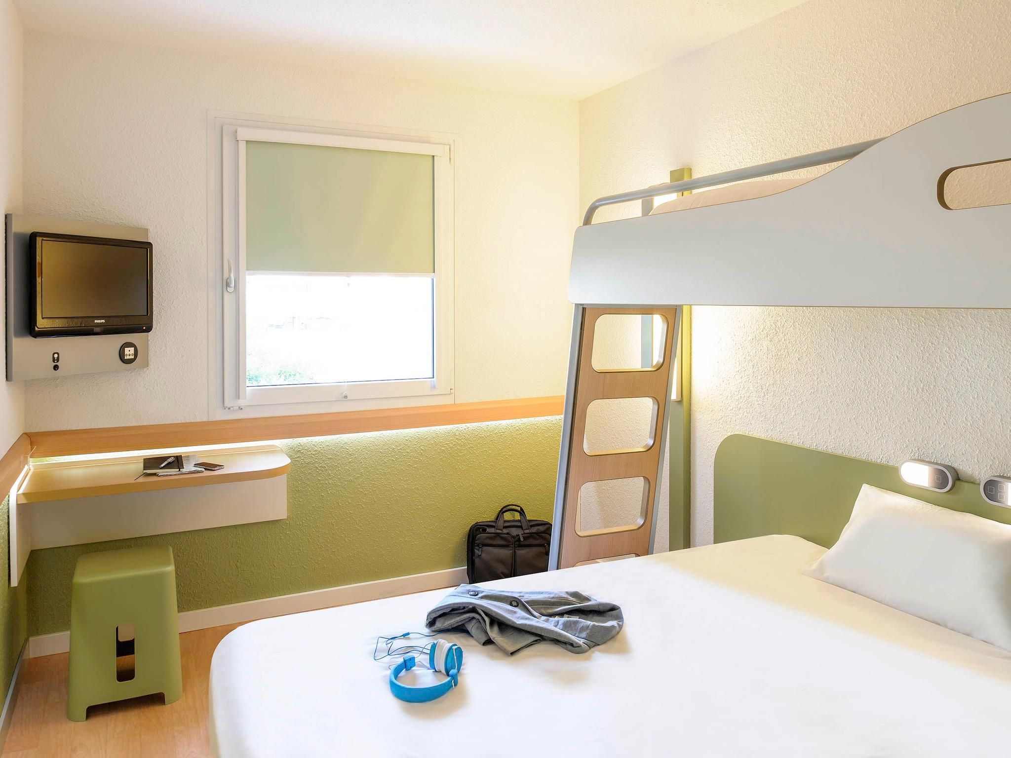 Triple room with a double bed and a single bunk bed