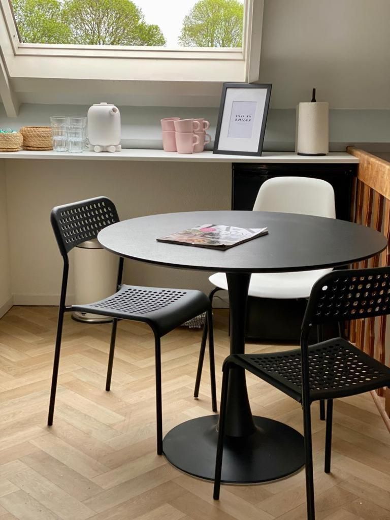 Guesthouse at the Amstel river with 2BR 2BA and garden