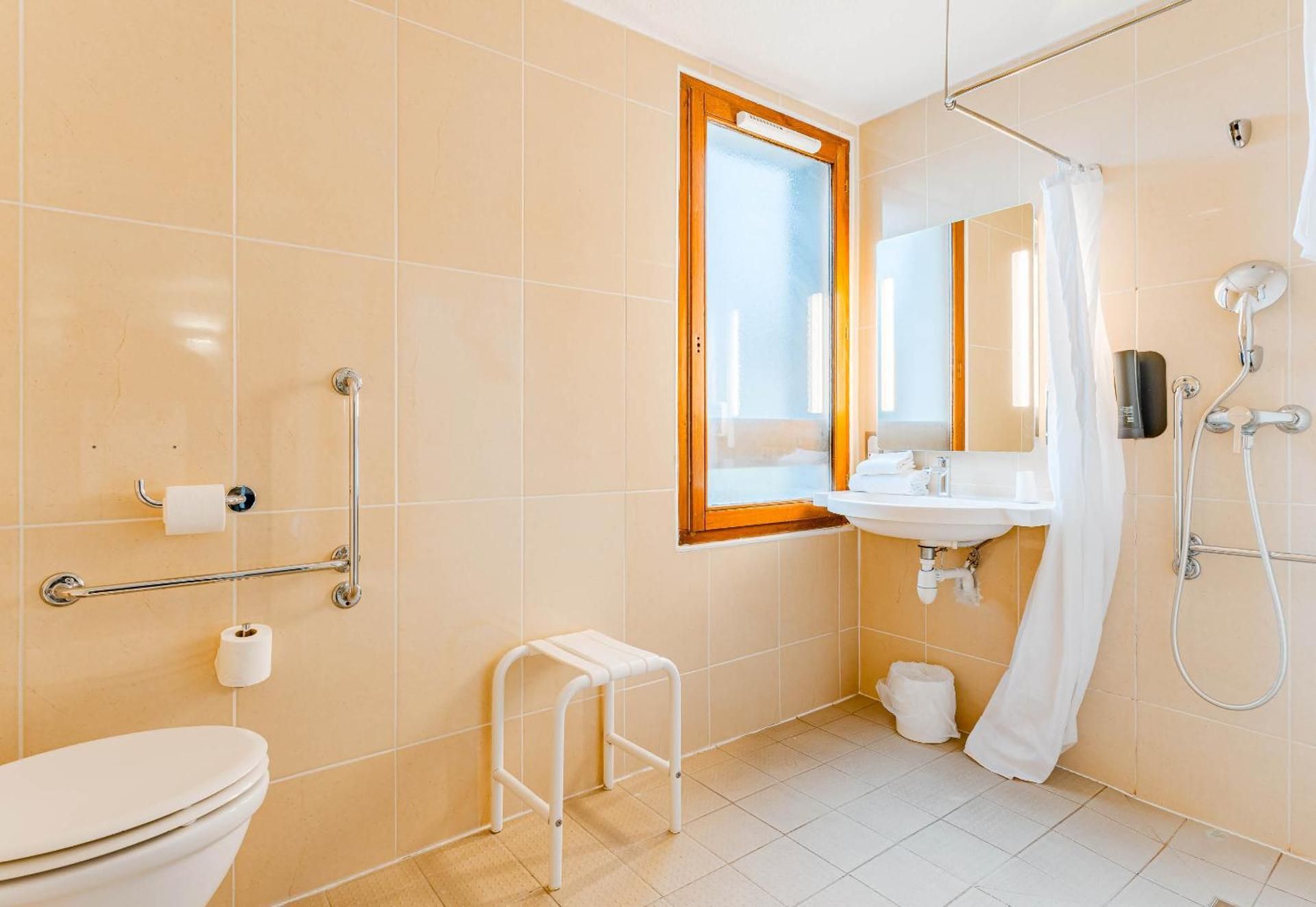 B&B HOTEL Poitiers 3 Futuroscope Double Room - Disability Access 3