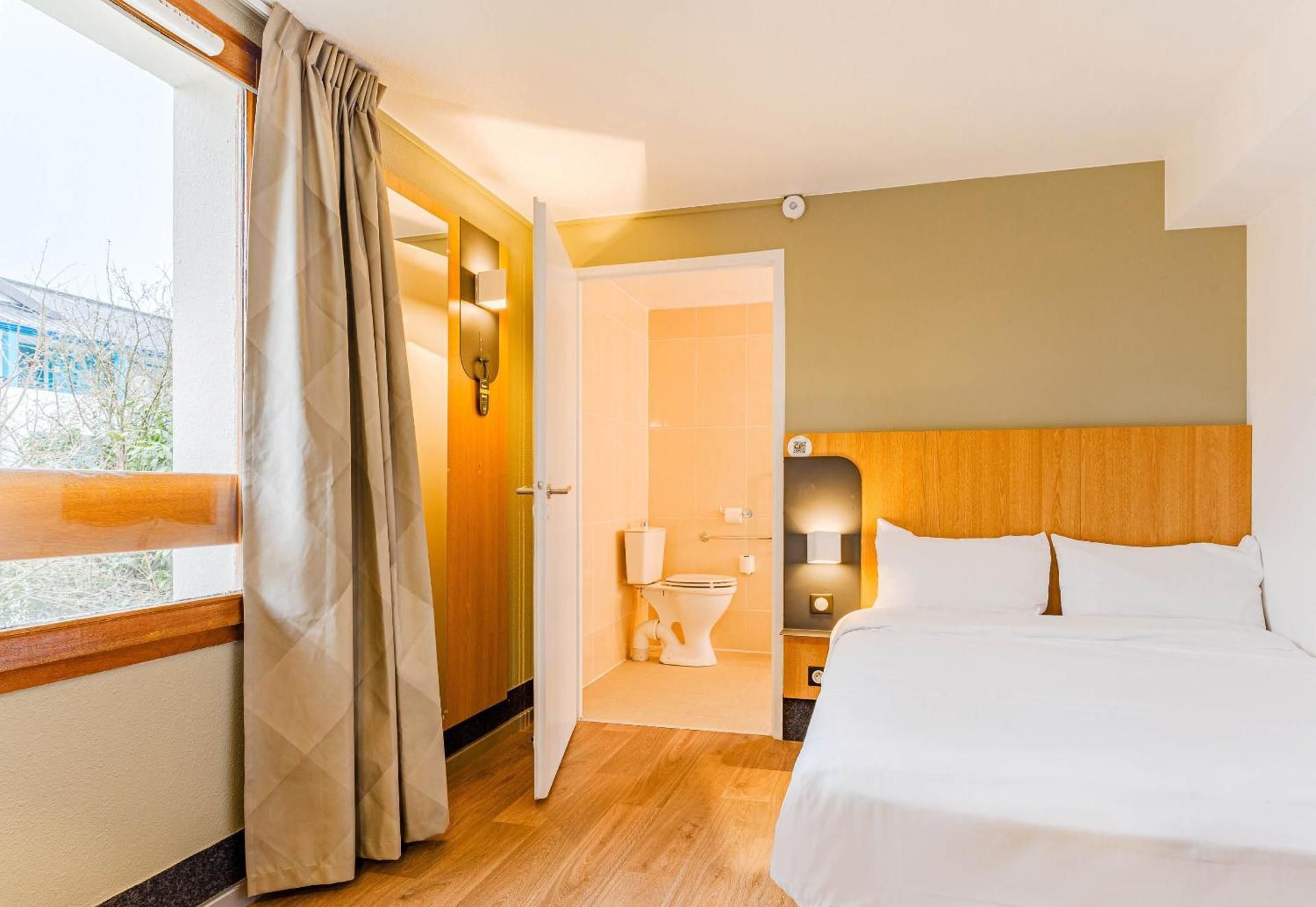 B&B HOTEL Poitiers 3 Futuroscope Double Room - Disability Access 2