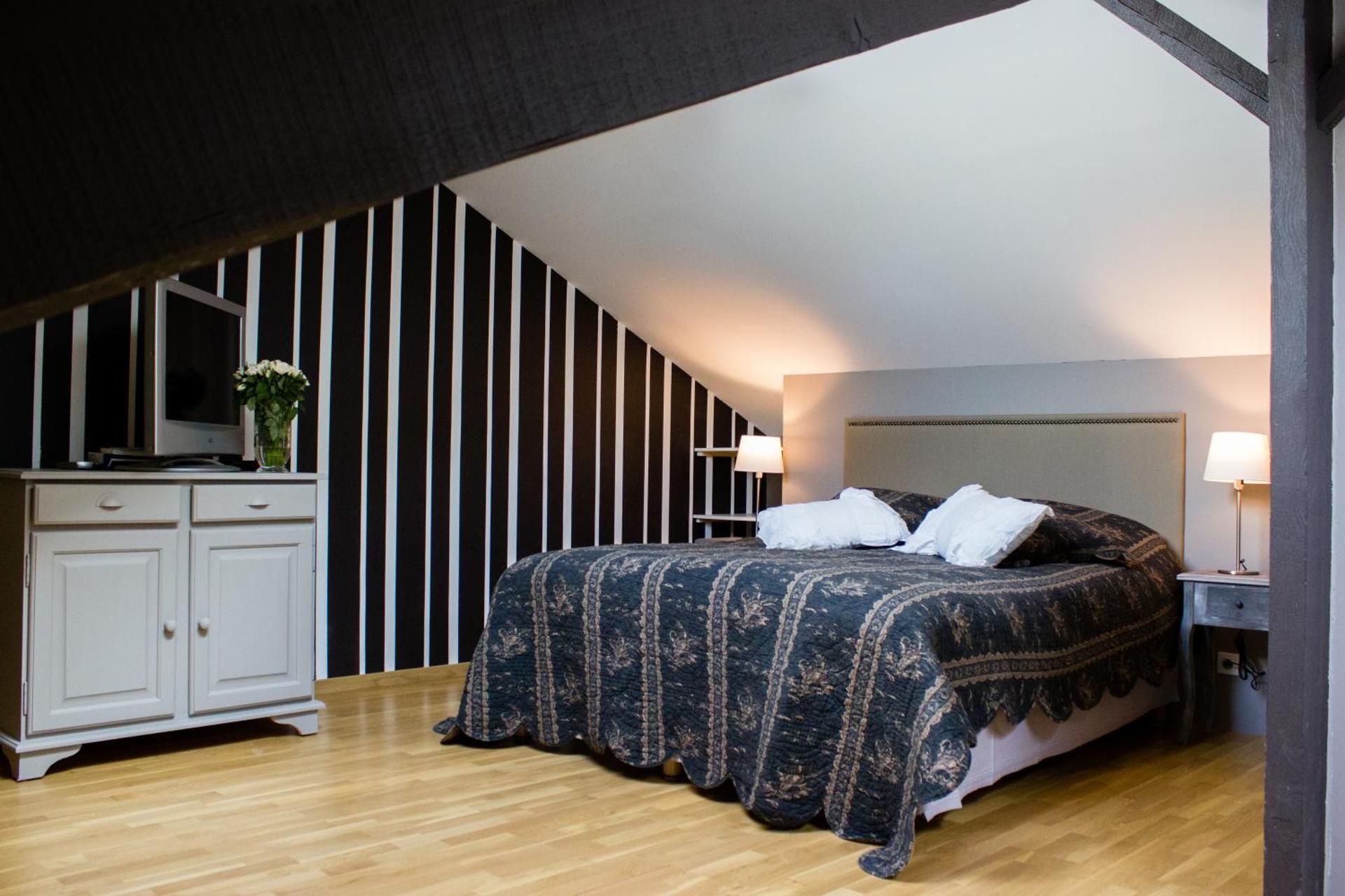 Deluxe room with private bathroom