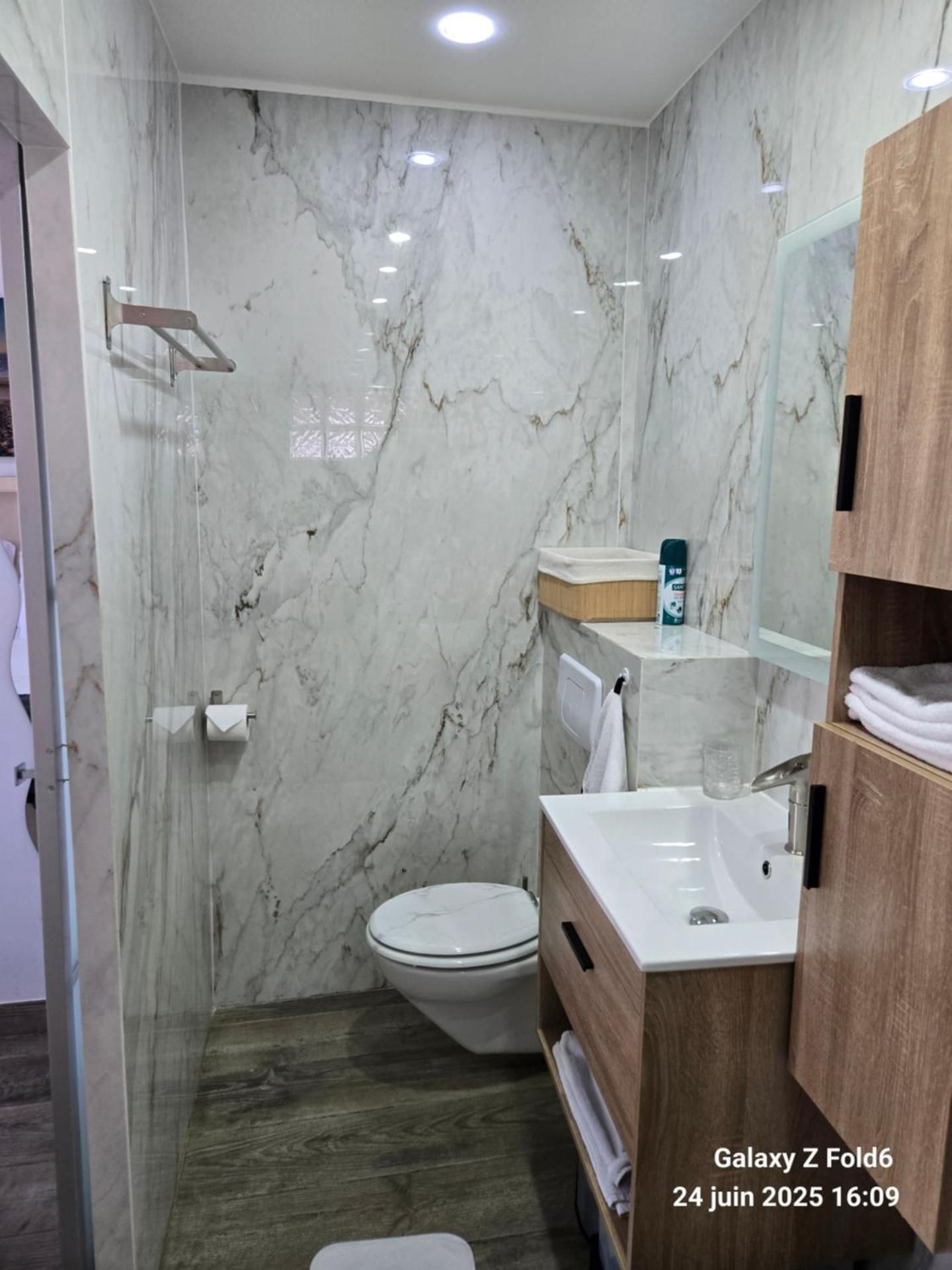 4 logements a La Trinite proche de Nice 15 mn, Monaco 20 mn et l'Italie 30 mn 2 Chambres et 2 Studio Studio 3