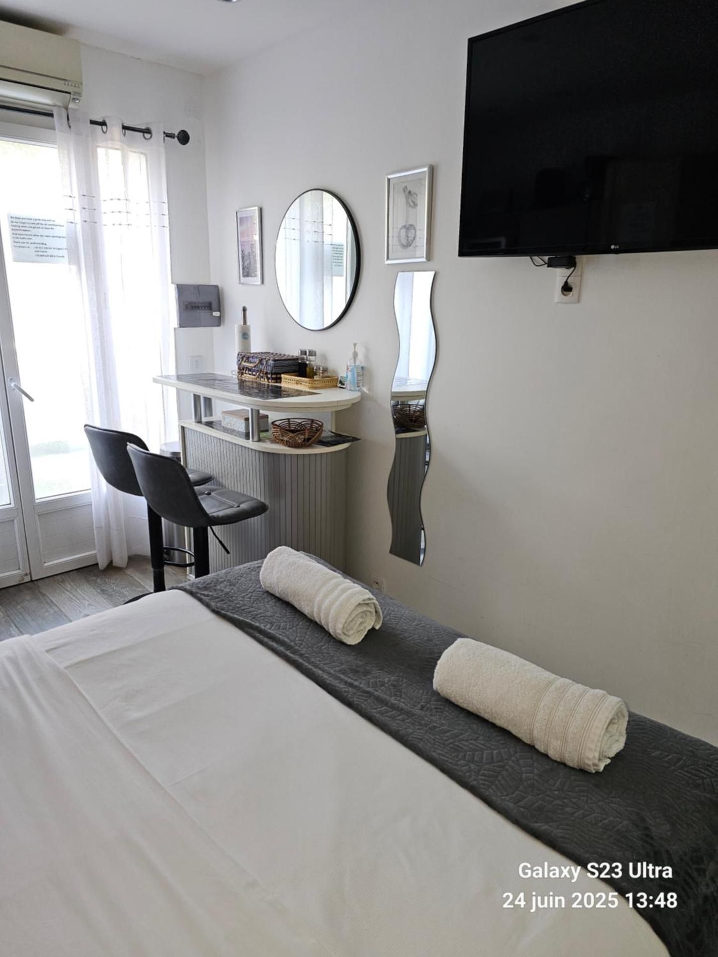 4 logements a La Trinite proche de Nice 15 mn, Monaco 20 mn et l'Italie 30 mn 2 Chambres et 2 Studio Studio