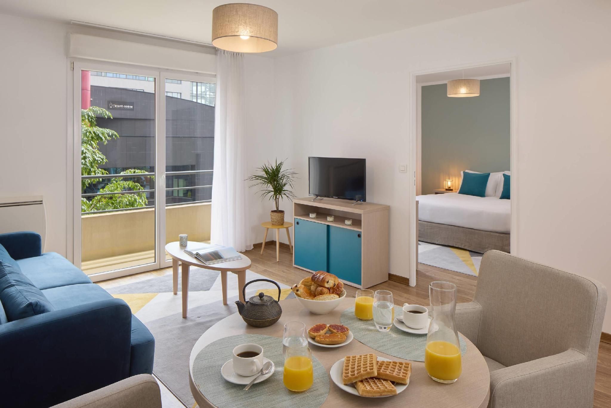 Quality Suites Valenciennes 1 Queen Bed, Nonsmoking, Upgrade