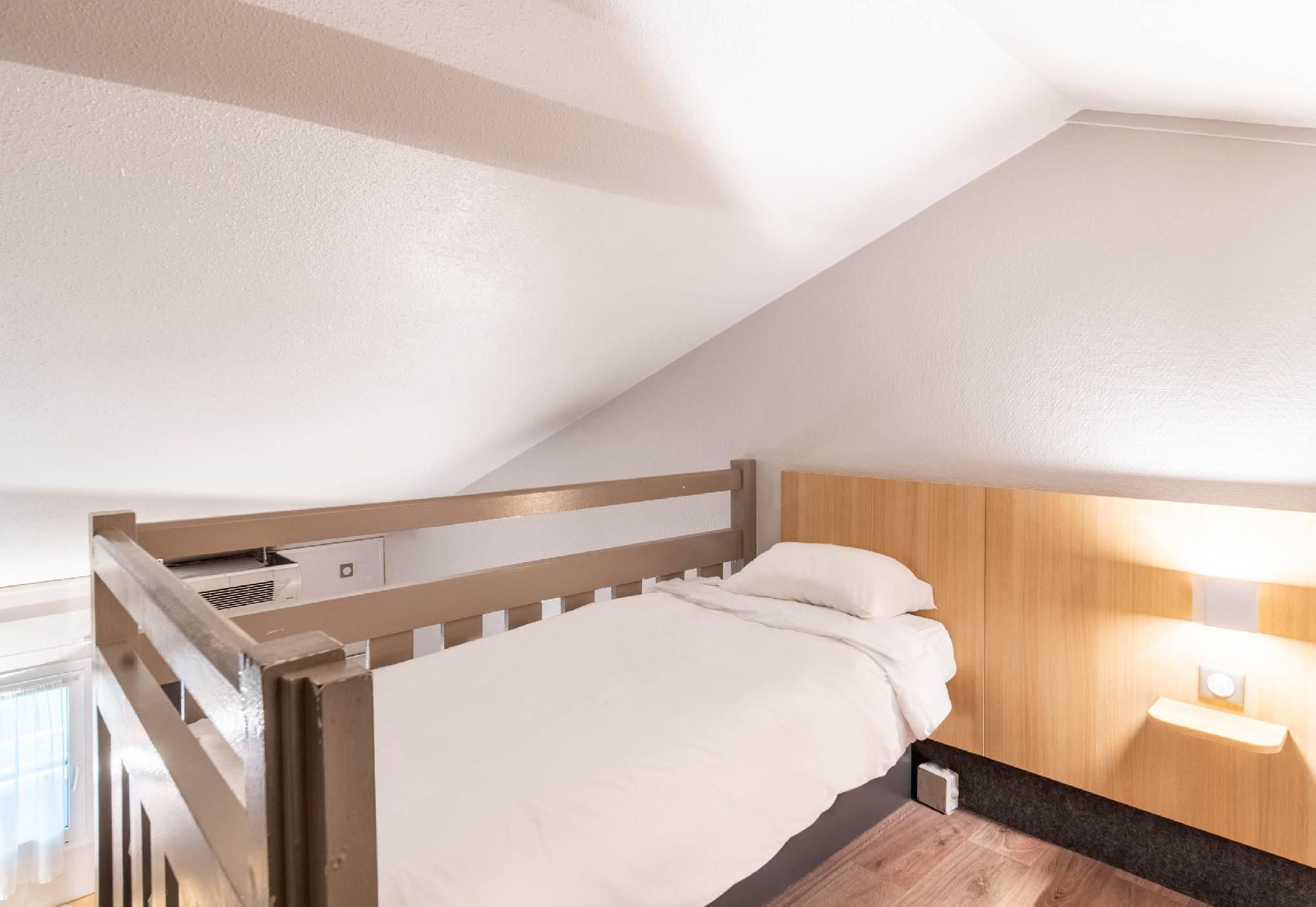 Quadruple 4 Bedroom with Private Bathroom