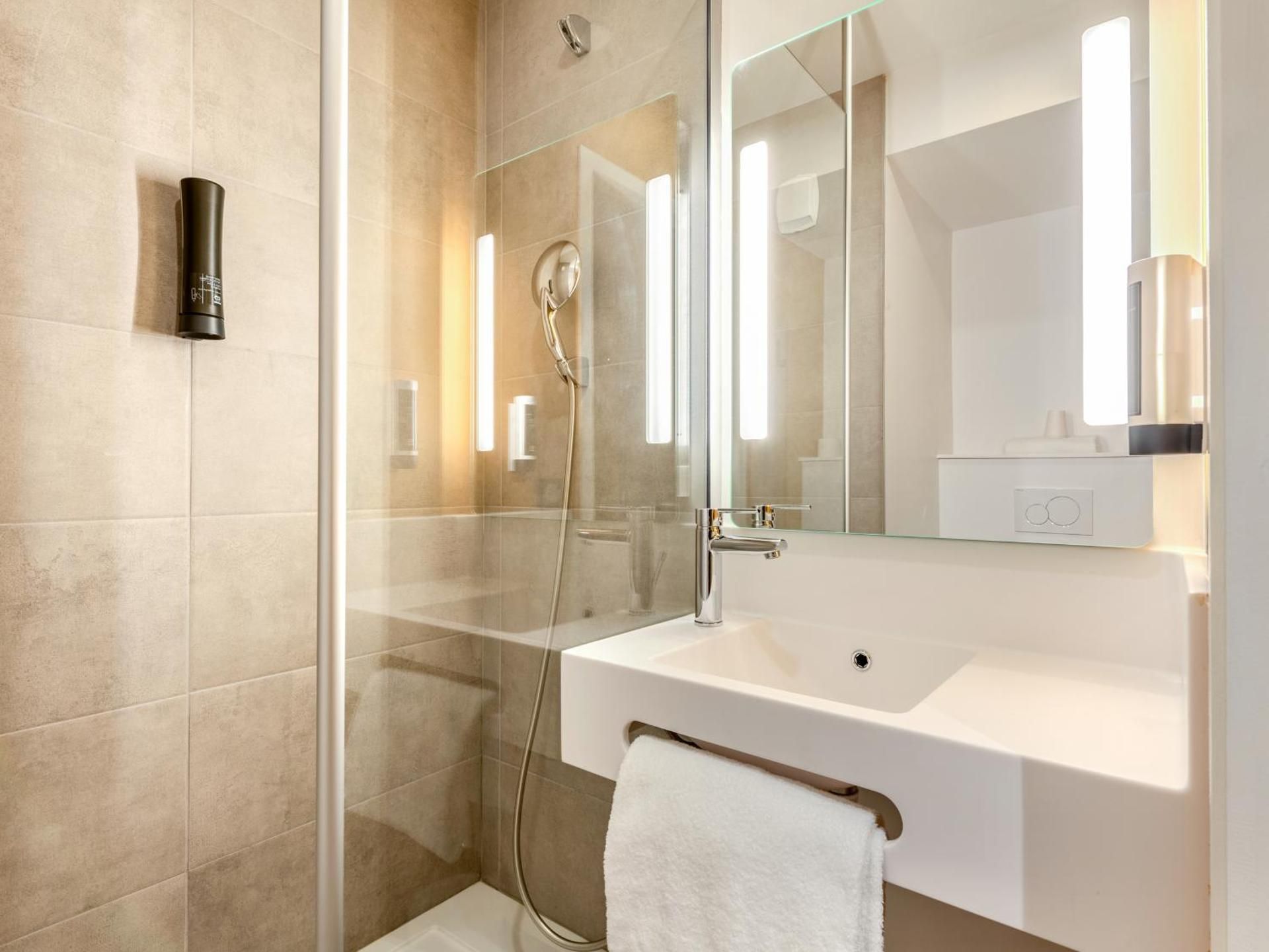 B&B HOTEL Brest Porte de Gouesnou Quadruple Room 3