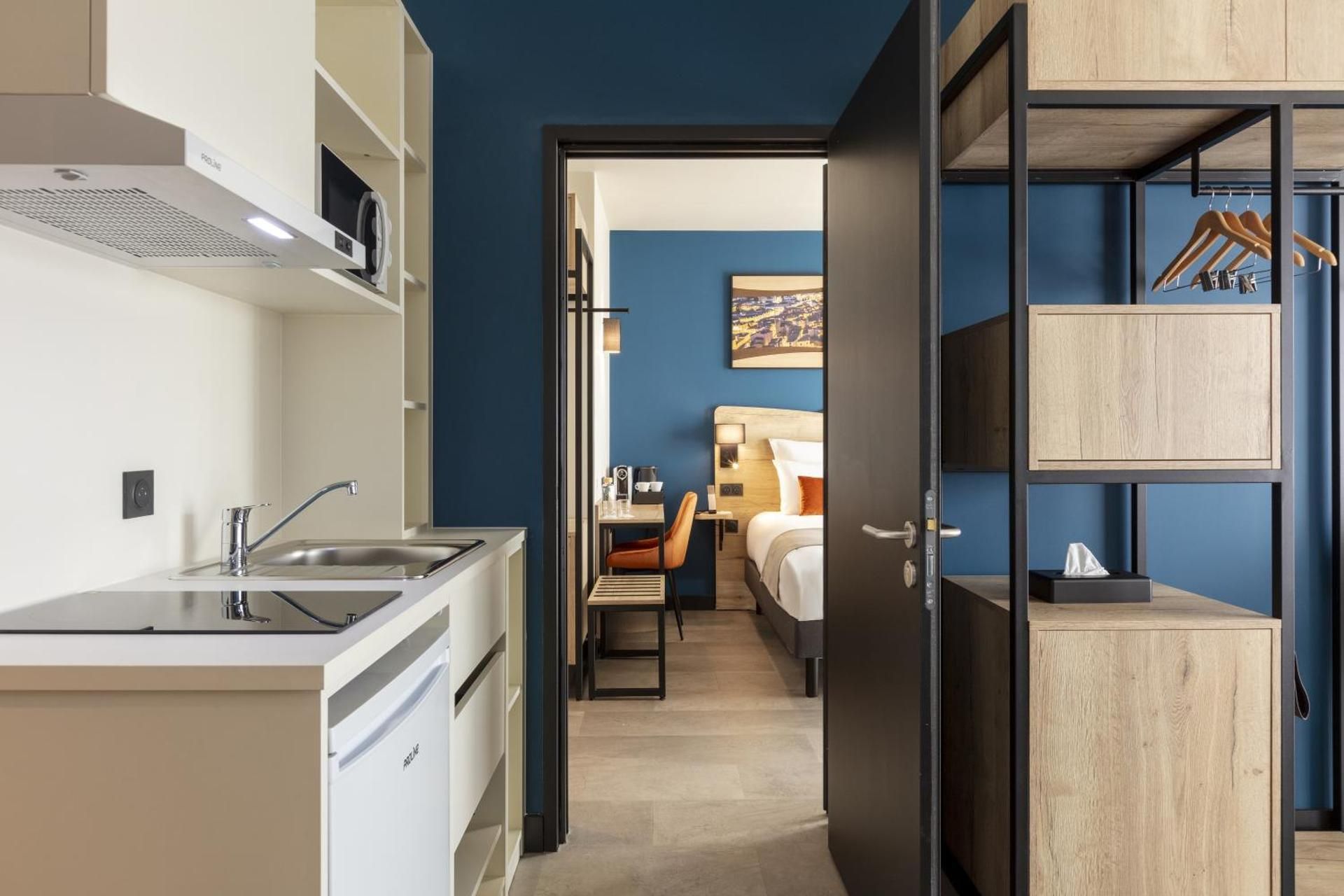 Family Room with One Queen and Two Single Beds - Non-Smoking