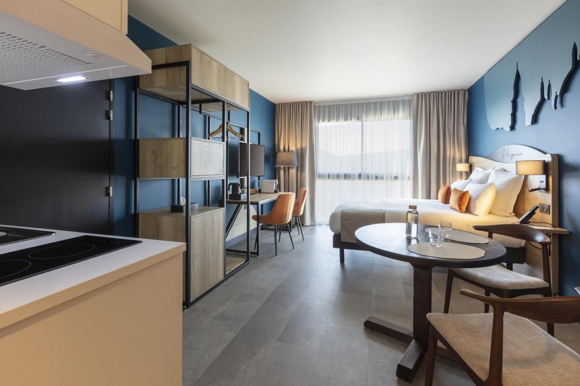 Queen Apartment with Kitchenette