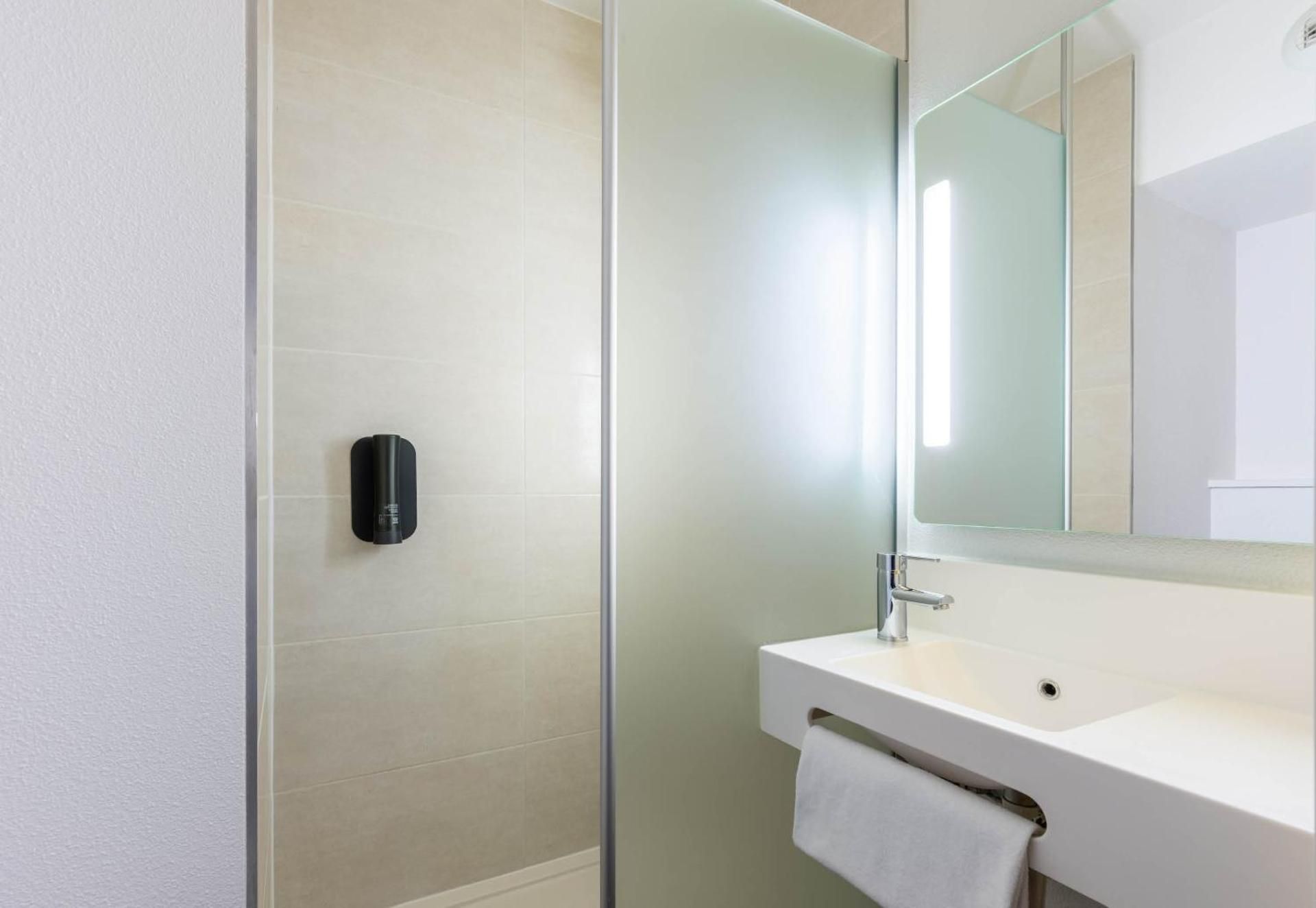 B&B HOTEL Lille Roubaix Campus Gare Quadruple Room 3