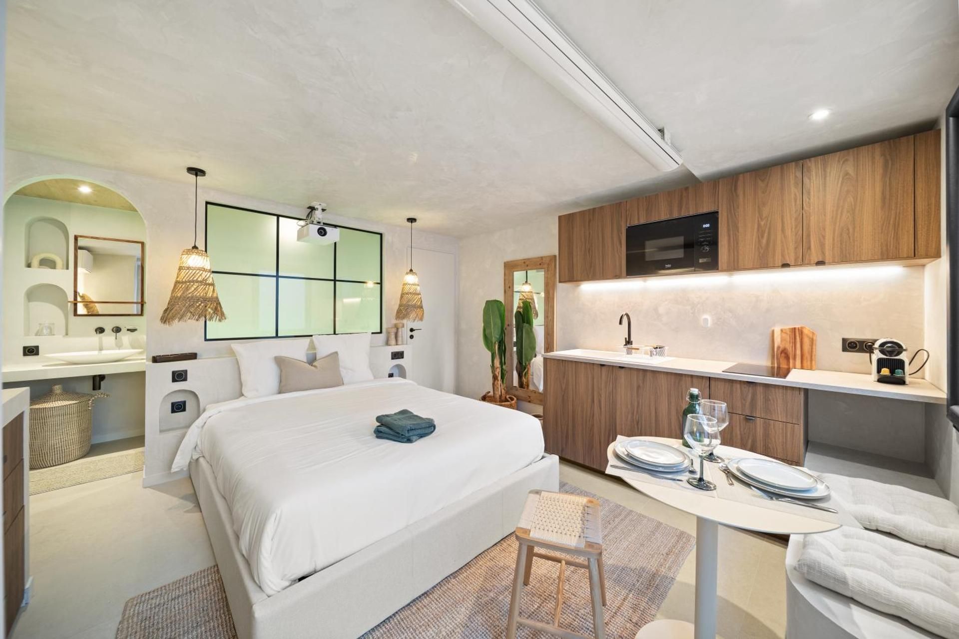 Queen Suite with Spa Bath