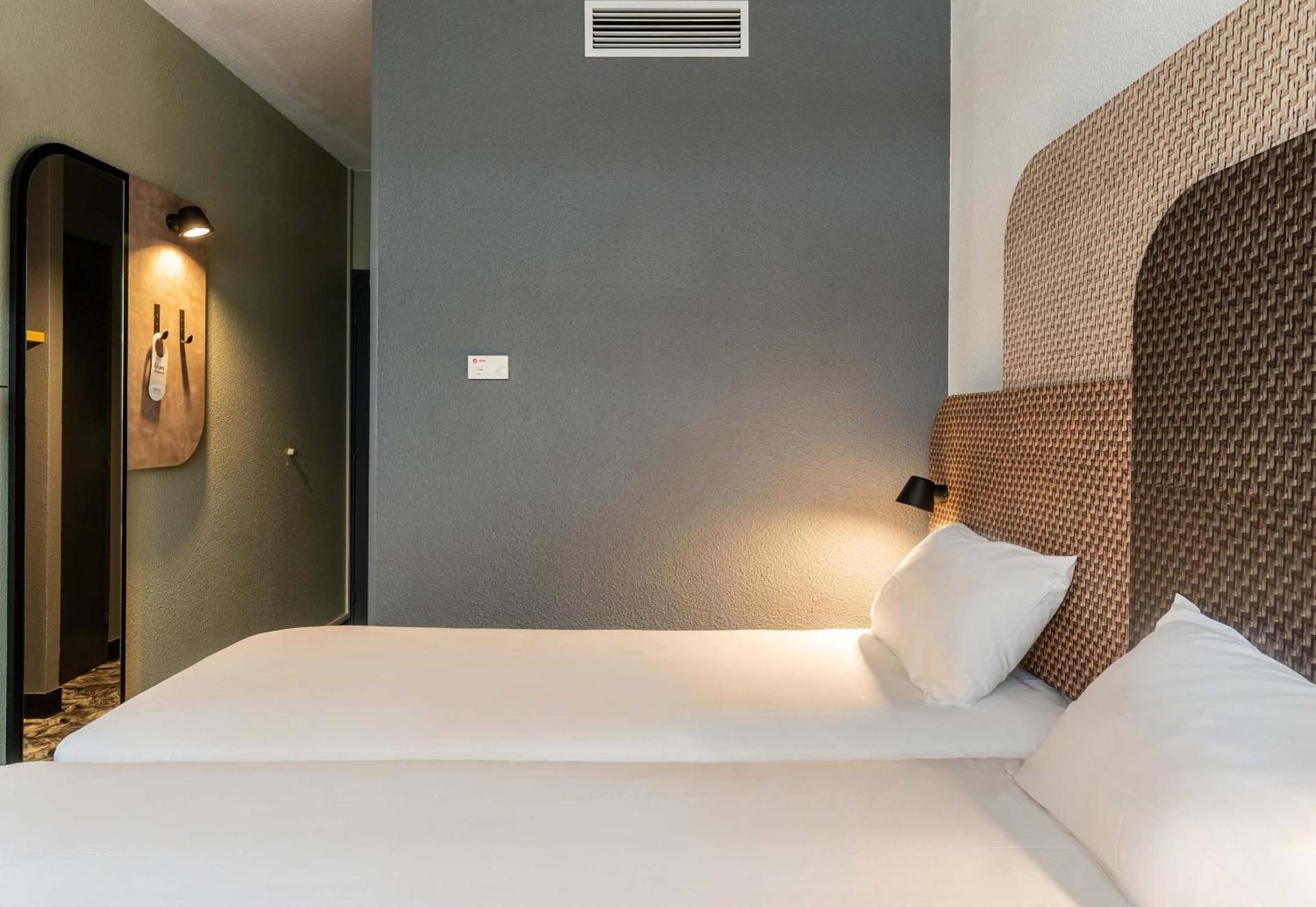 2 Adjacent Rooms
