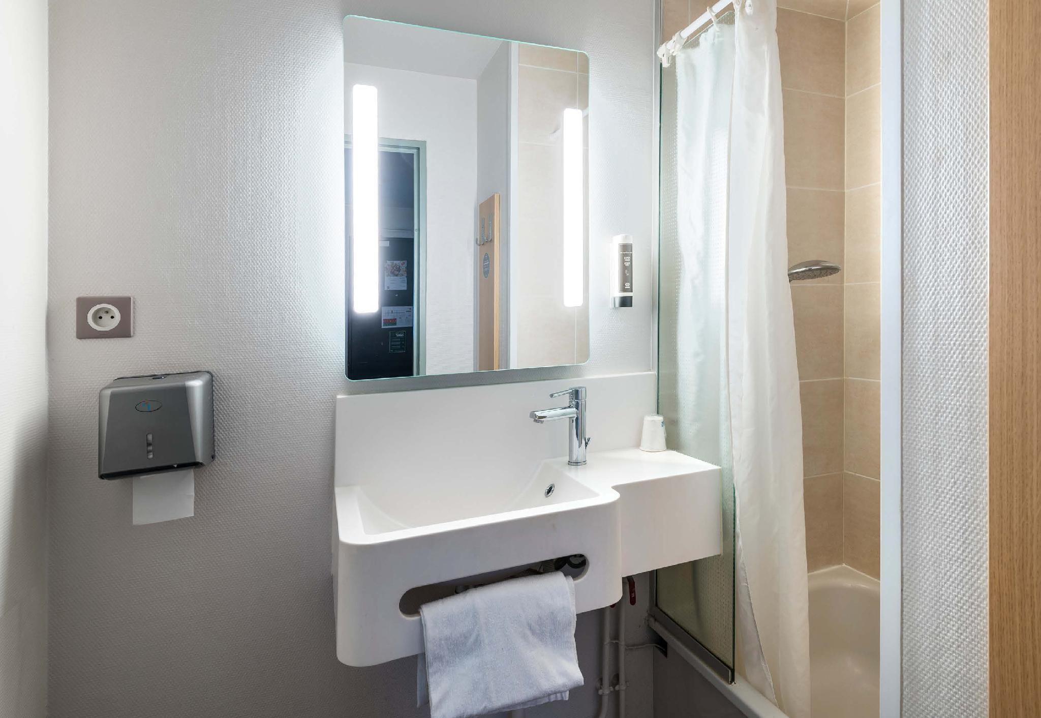 B&B HOTEL Laval Change Double Room - Disability Access 2