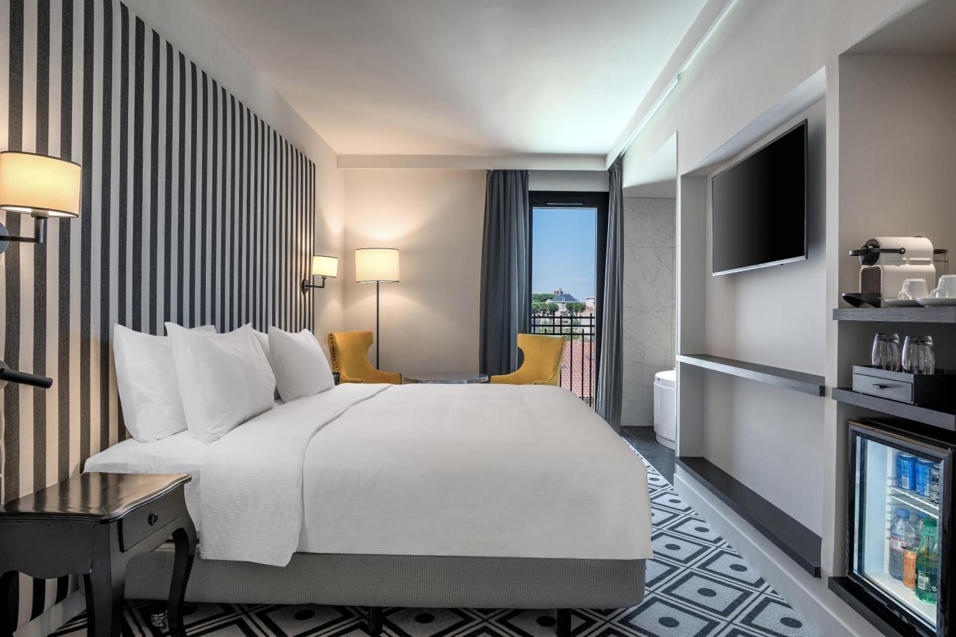 Deluxe Double Room with Castle View