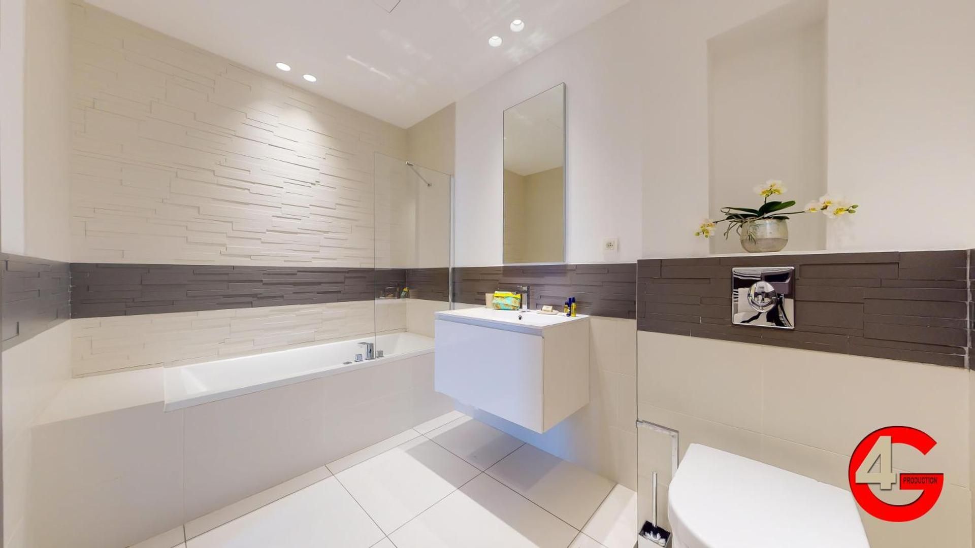 THE POOL HOUSE Cannes