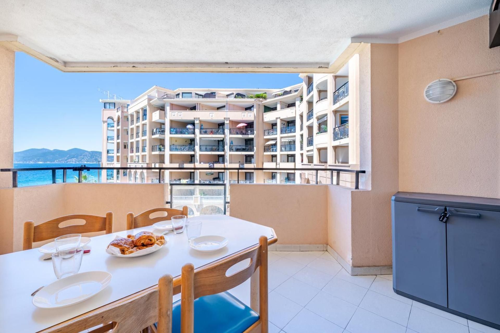 Apartment with Pool View 