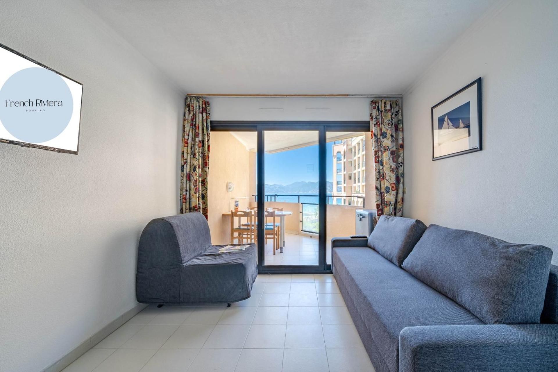 Apartment with Pool View 