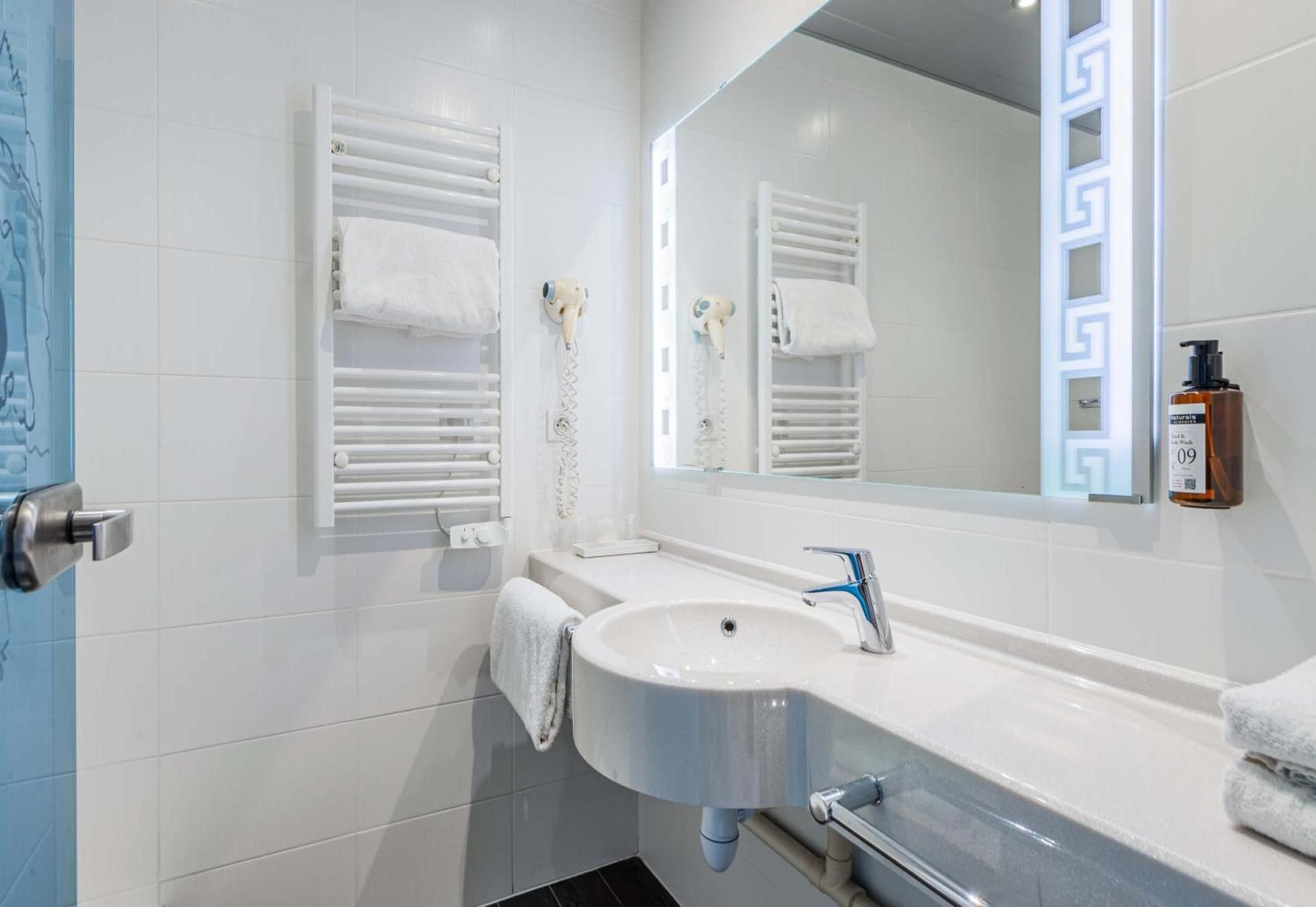 B&B HOTEL Colmar Liberte 4 etoiles Classic Triple Room 2