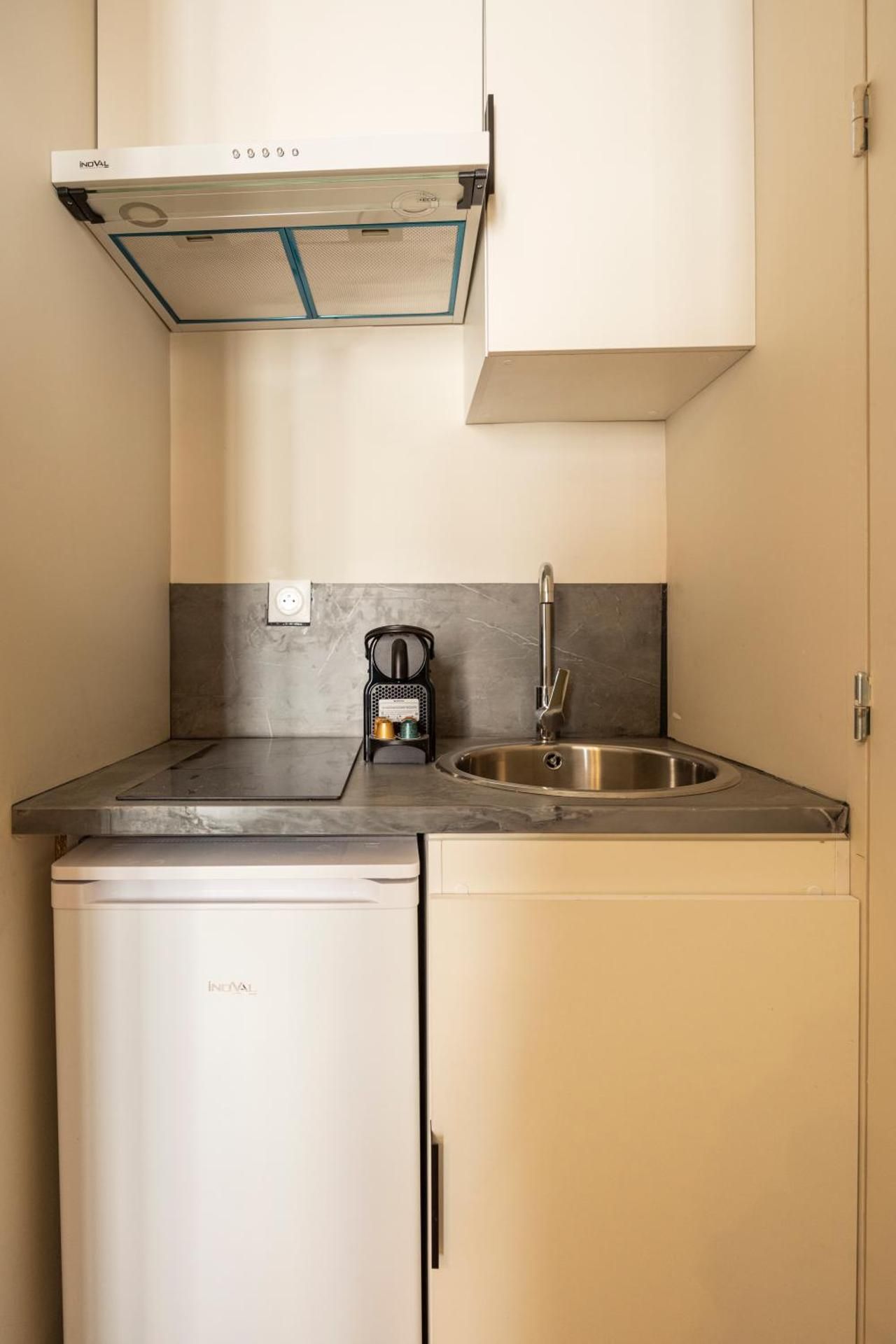 Deluxe One-Bedroom Apartment