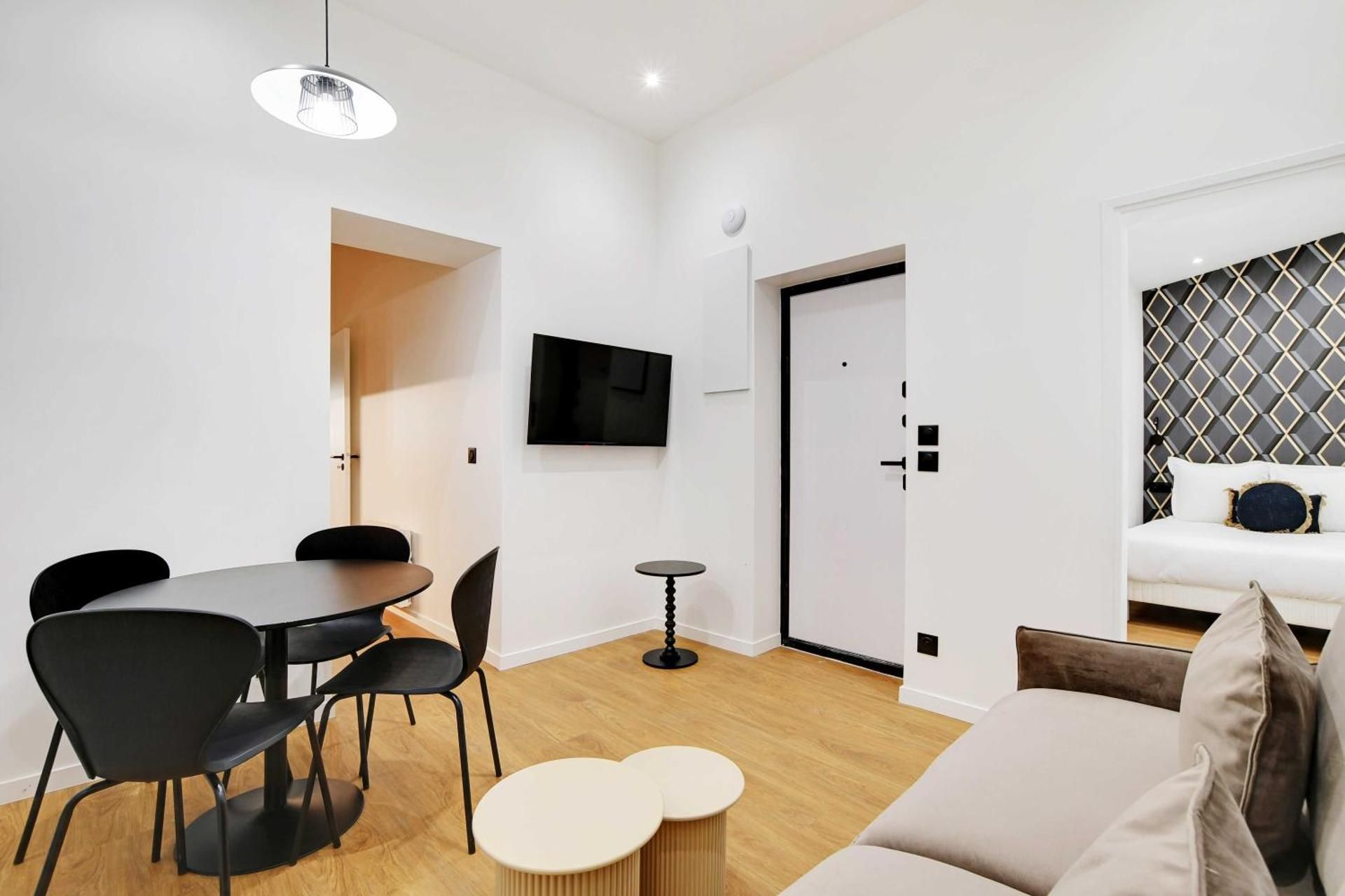 Deluxe One-Bedroom Apartment