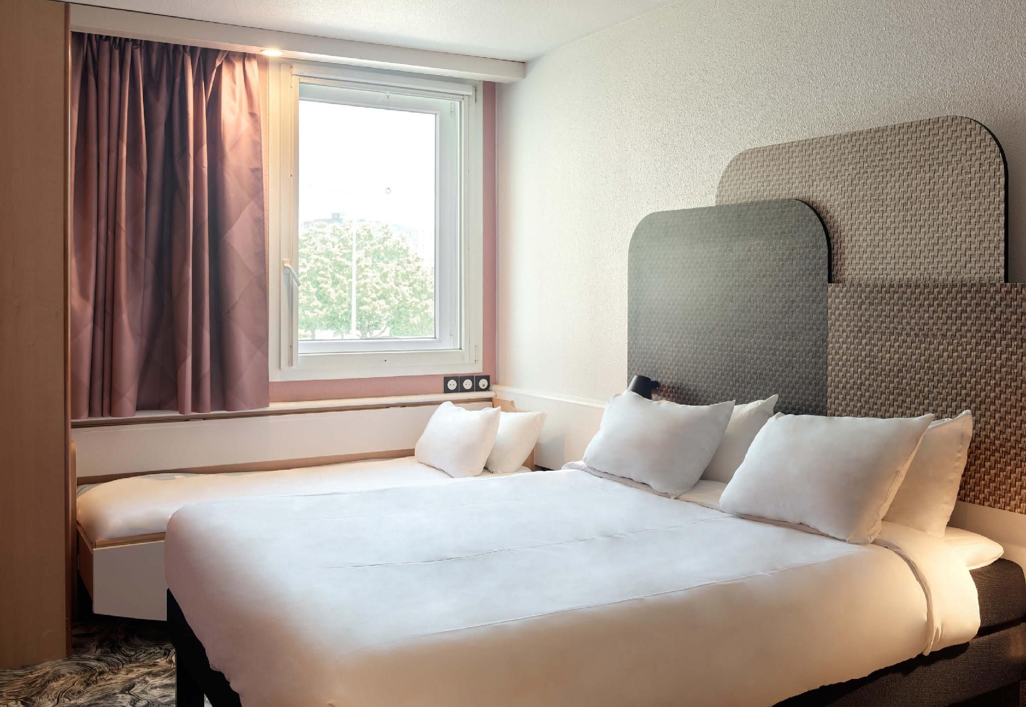 Standard room with 1 double and 1 single bed