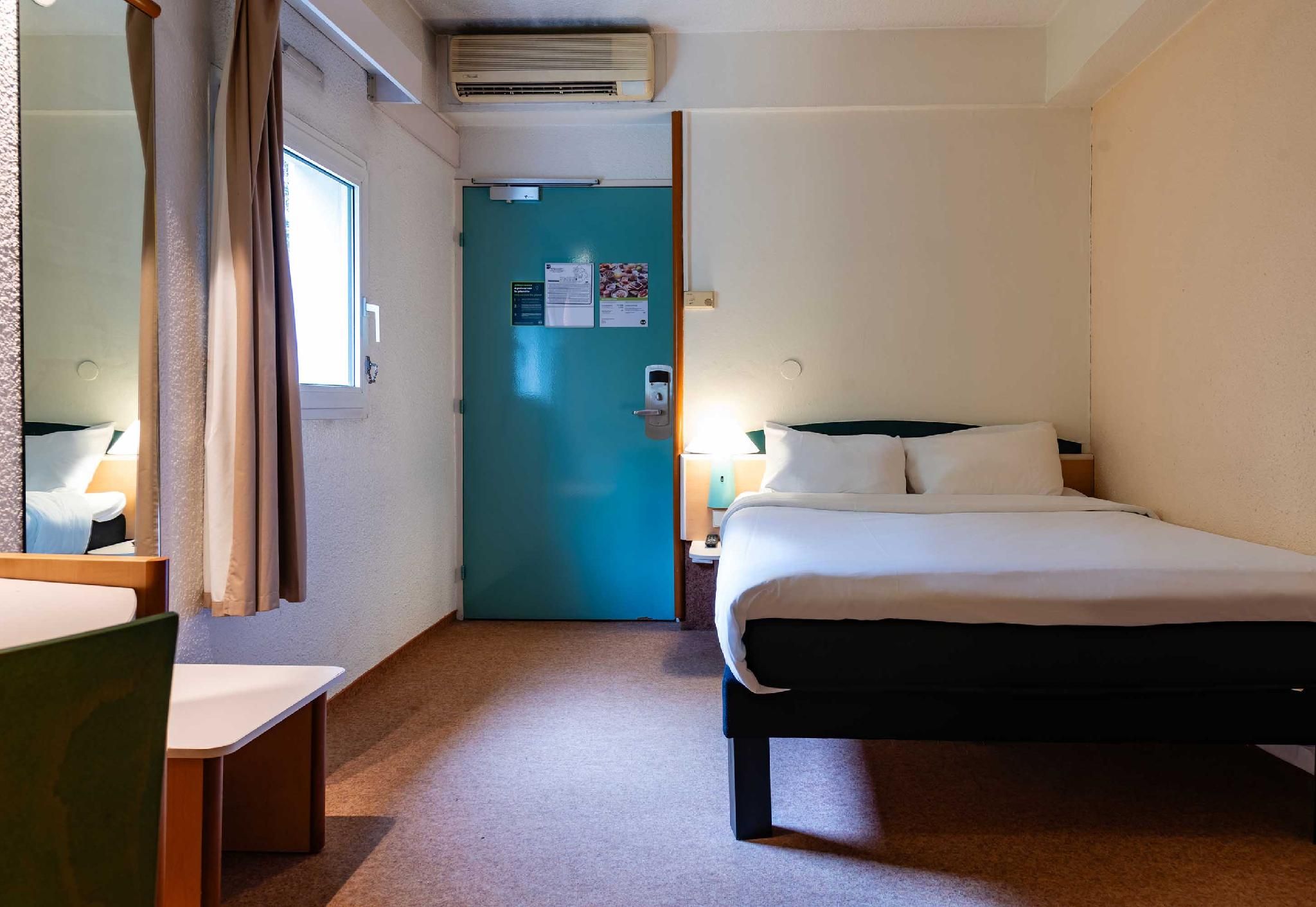 B&B HOTEL Grenoble Universite 2 Double Room - Disability Access