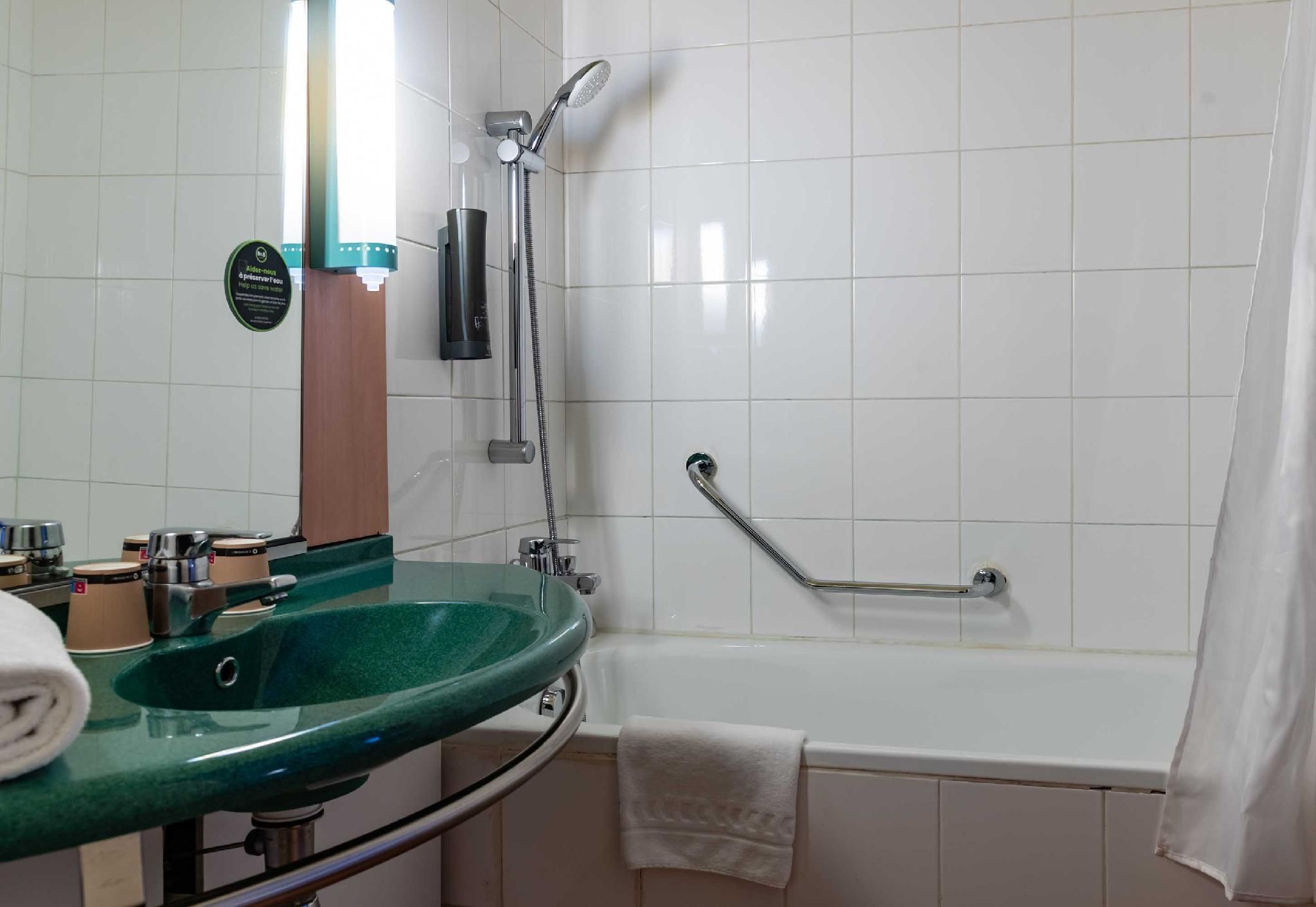 B&B HOTEL Grenoble Universite 2 Double Room - Disability Access 3