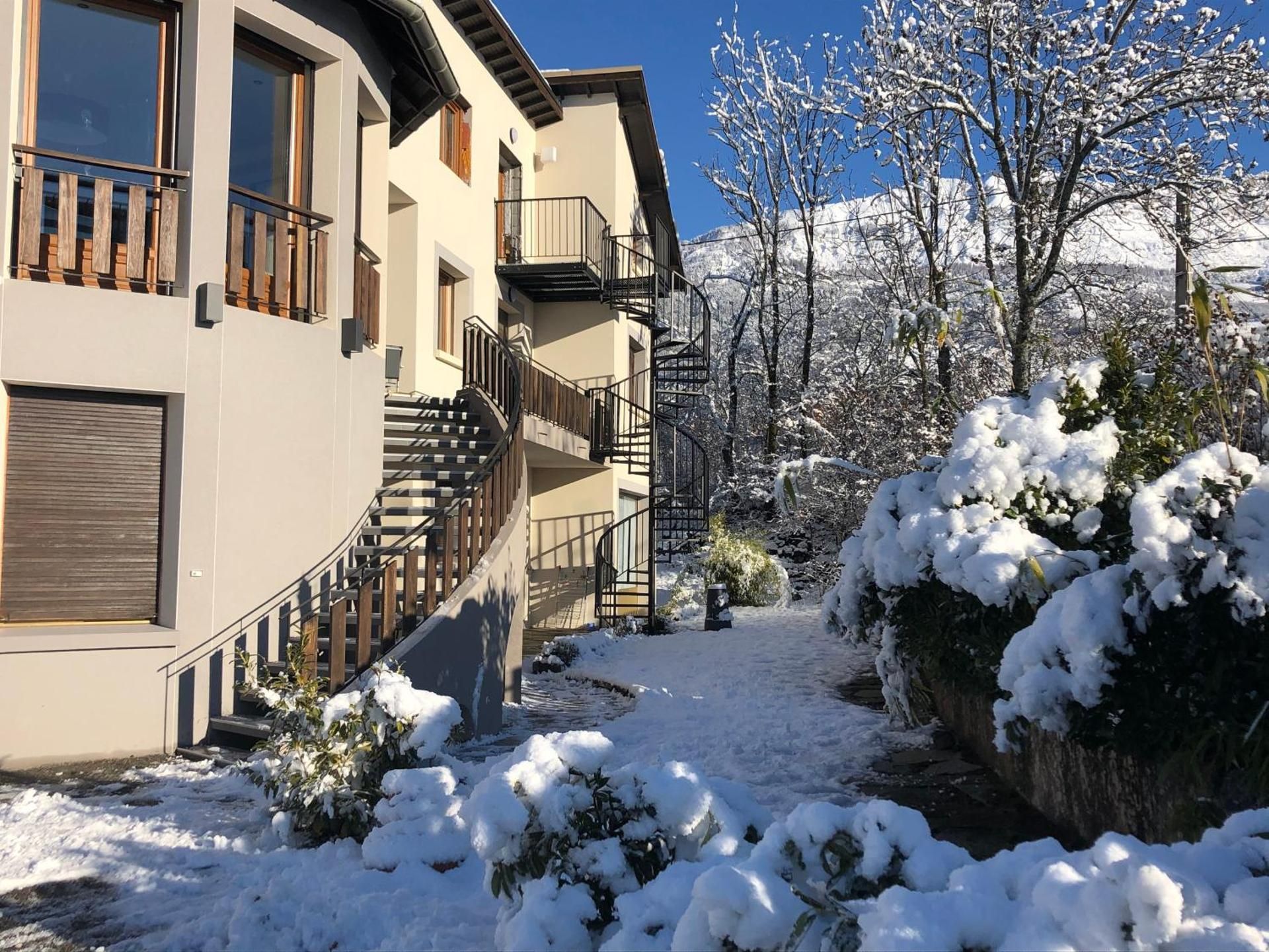 Apartment with Mountain View