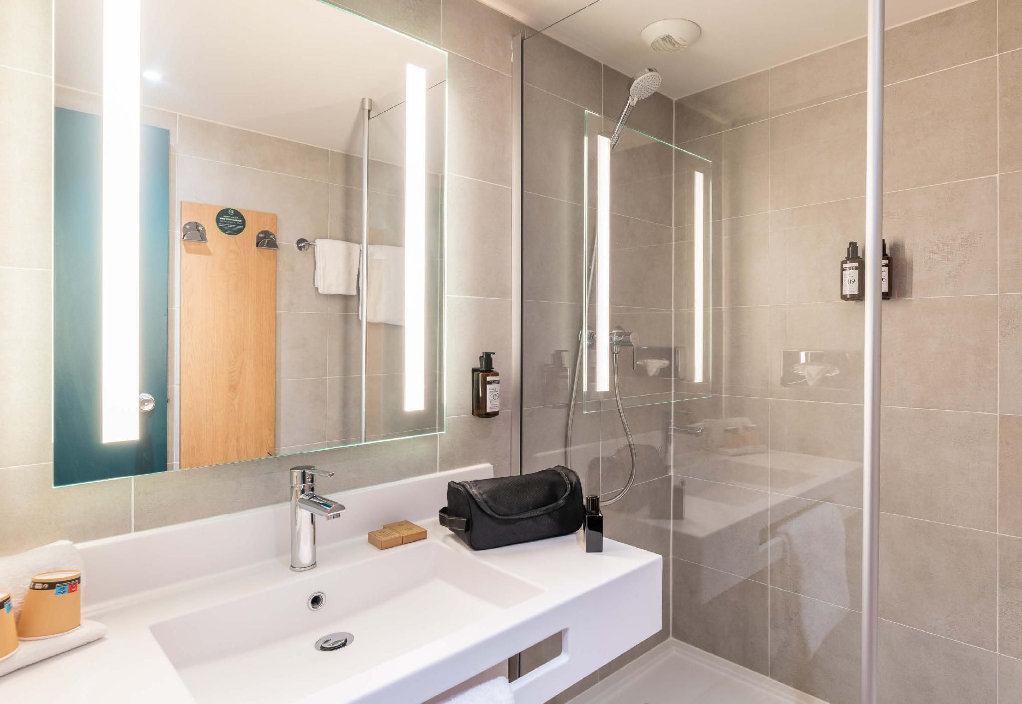 B&B HOTEL Lyon Nord 4 etoiles Double Room - Disability Access 3