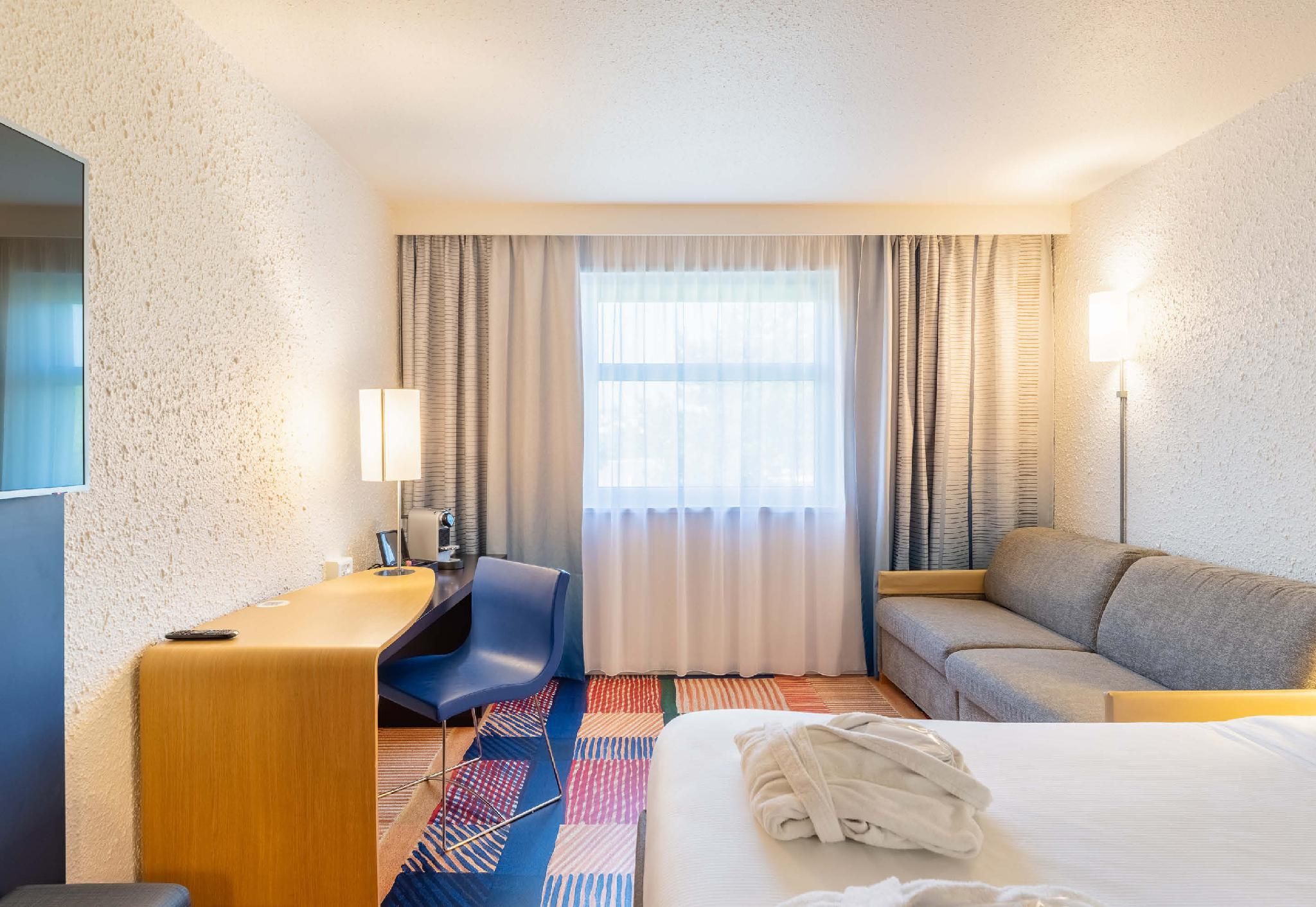 B&B HOTEL Lyon Nord 4 etoiles Double Room - Disability Access 2