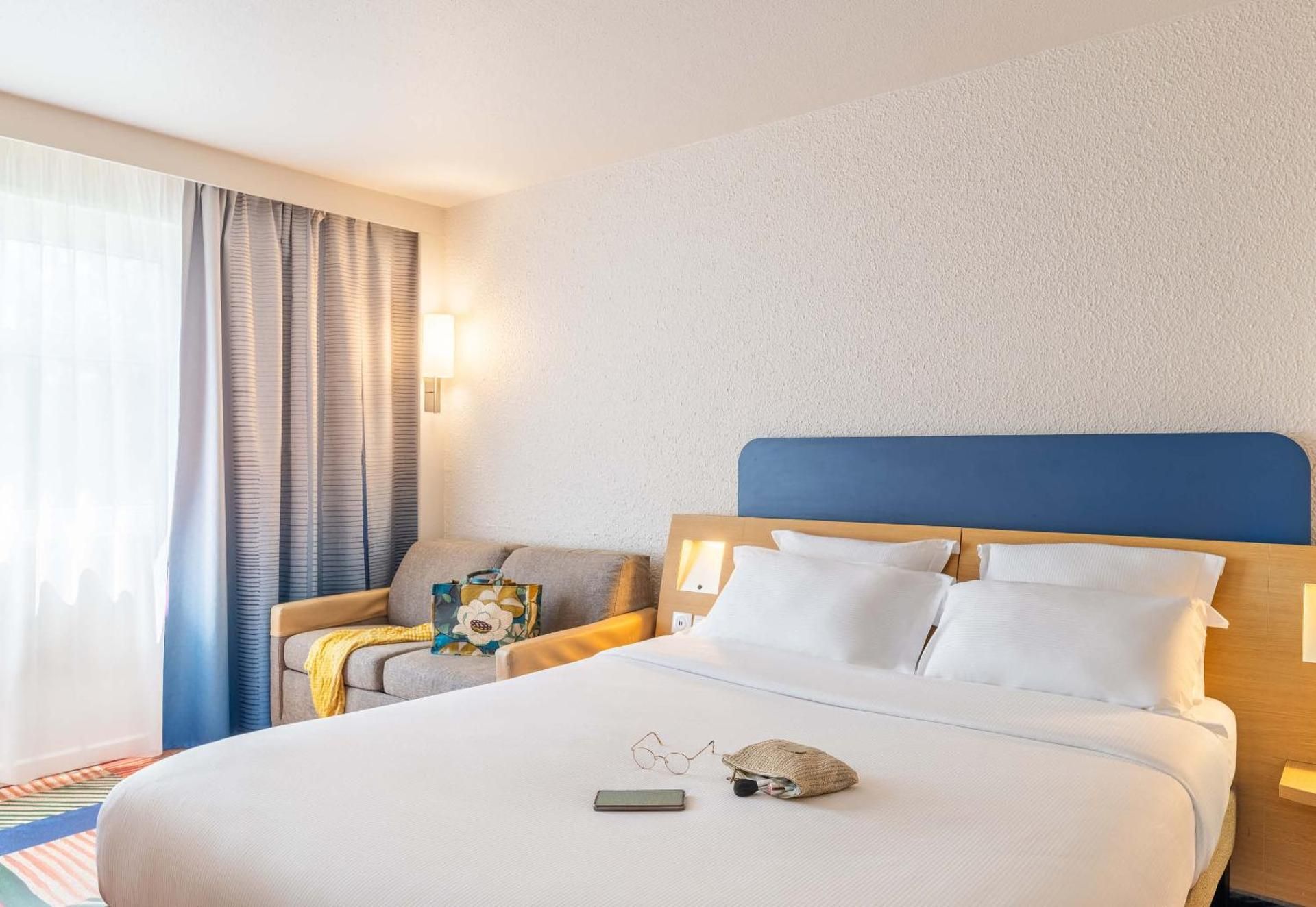 2 Adjacent Rooms
