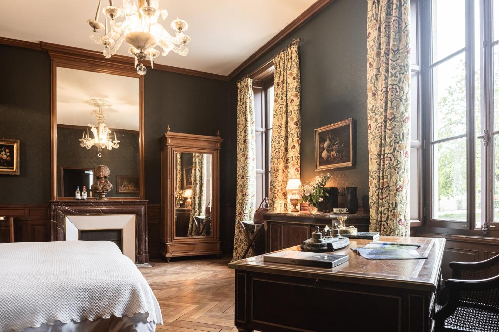 King Room with Roll-In Shower - Disability Access