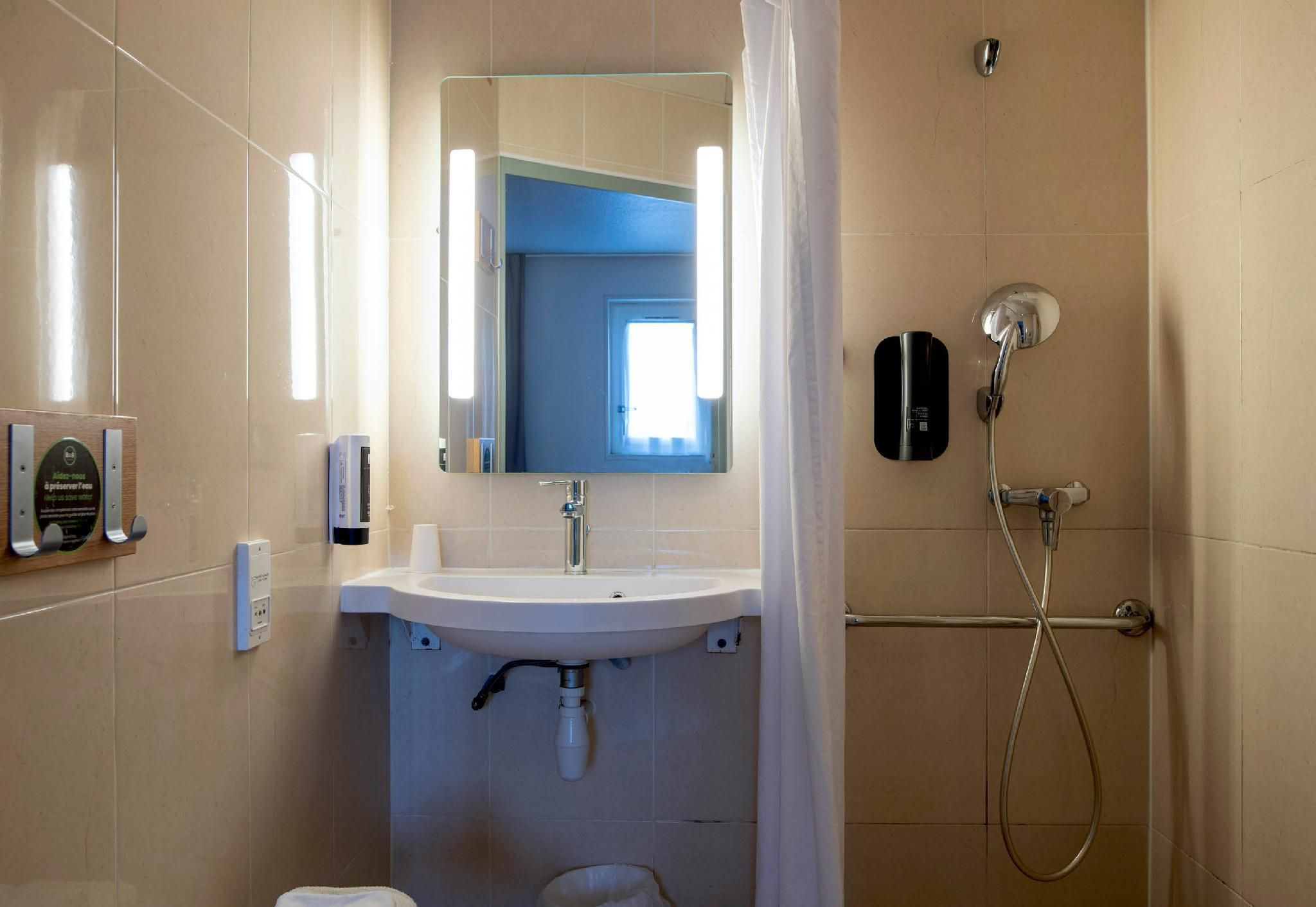 B&B HOTEL Avignon 2 Double Room - Disability Access 3