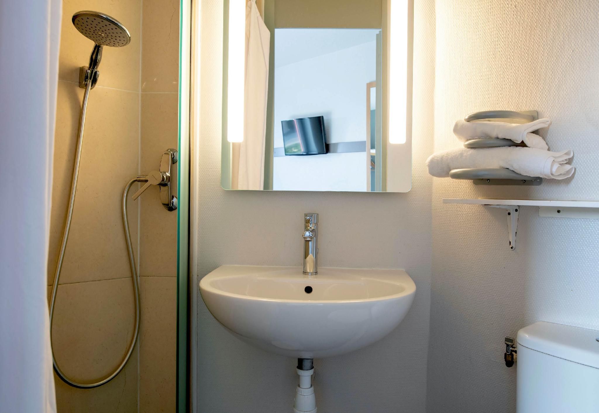 B&B HOTEL Avignon 2 Twin Room 3